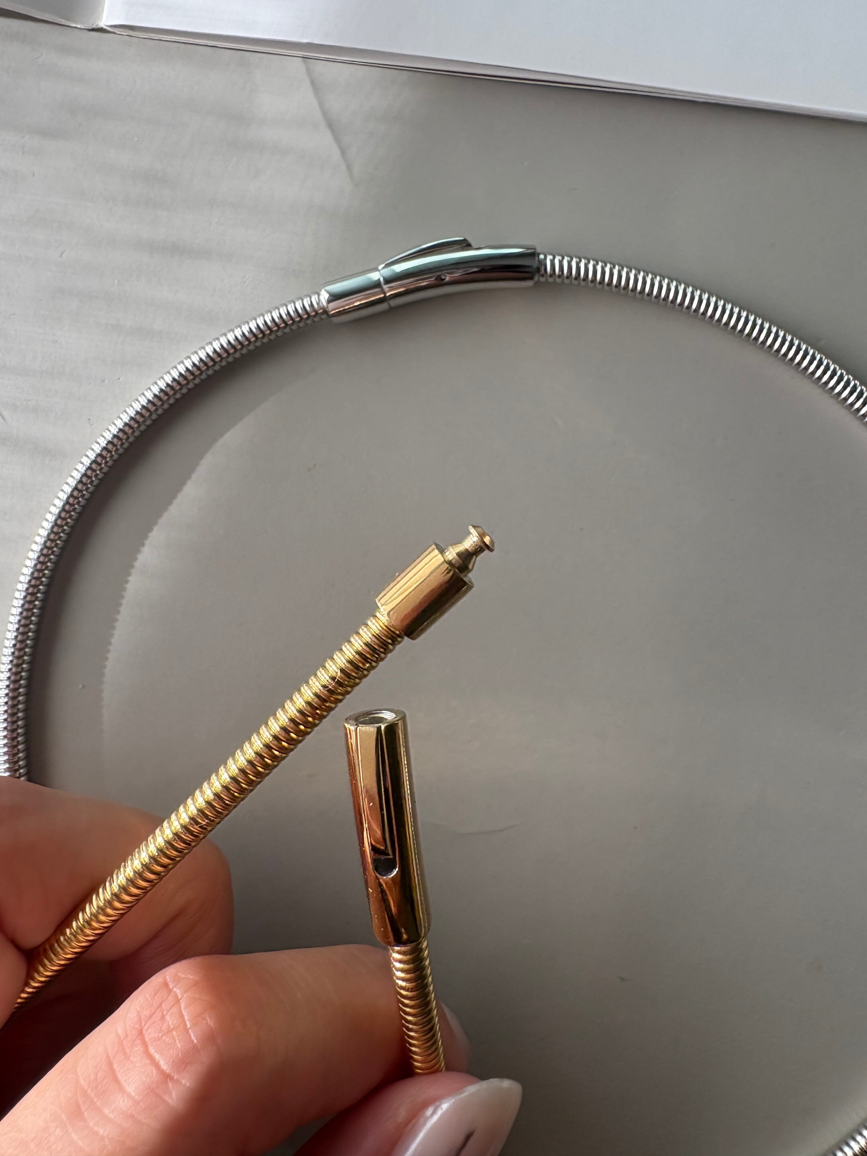 sleek wave necklace