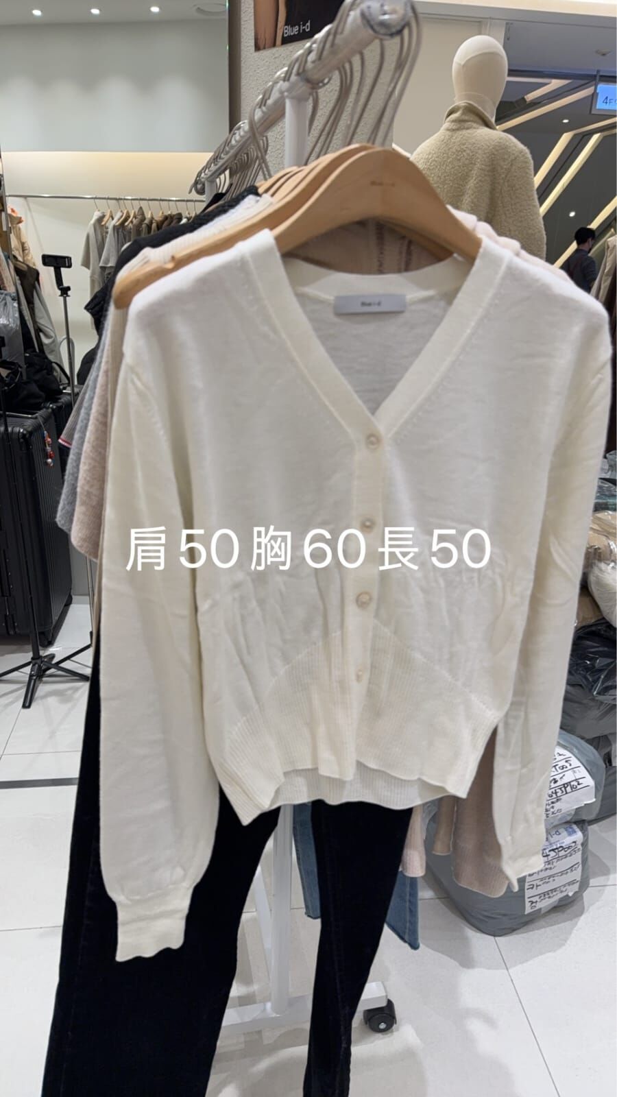 BI5415 簡約V領親膚收腰排扣上衣 *特價* (優惠碼同充值購物金不適用)