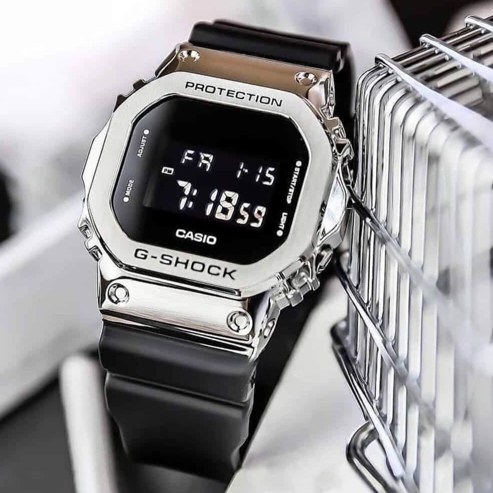 預購款【CASIO 卡西歐】 G-SHOCK 不鏽鋼設計 金屬錶殼搭載原創經典設計 耐衝擊手錶 GM-5600U-1