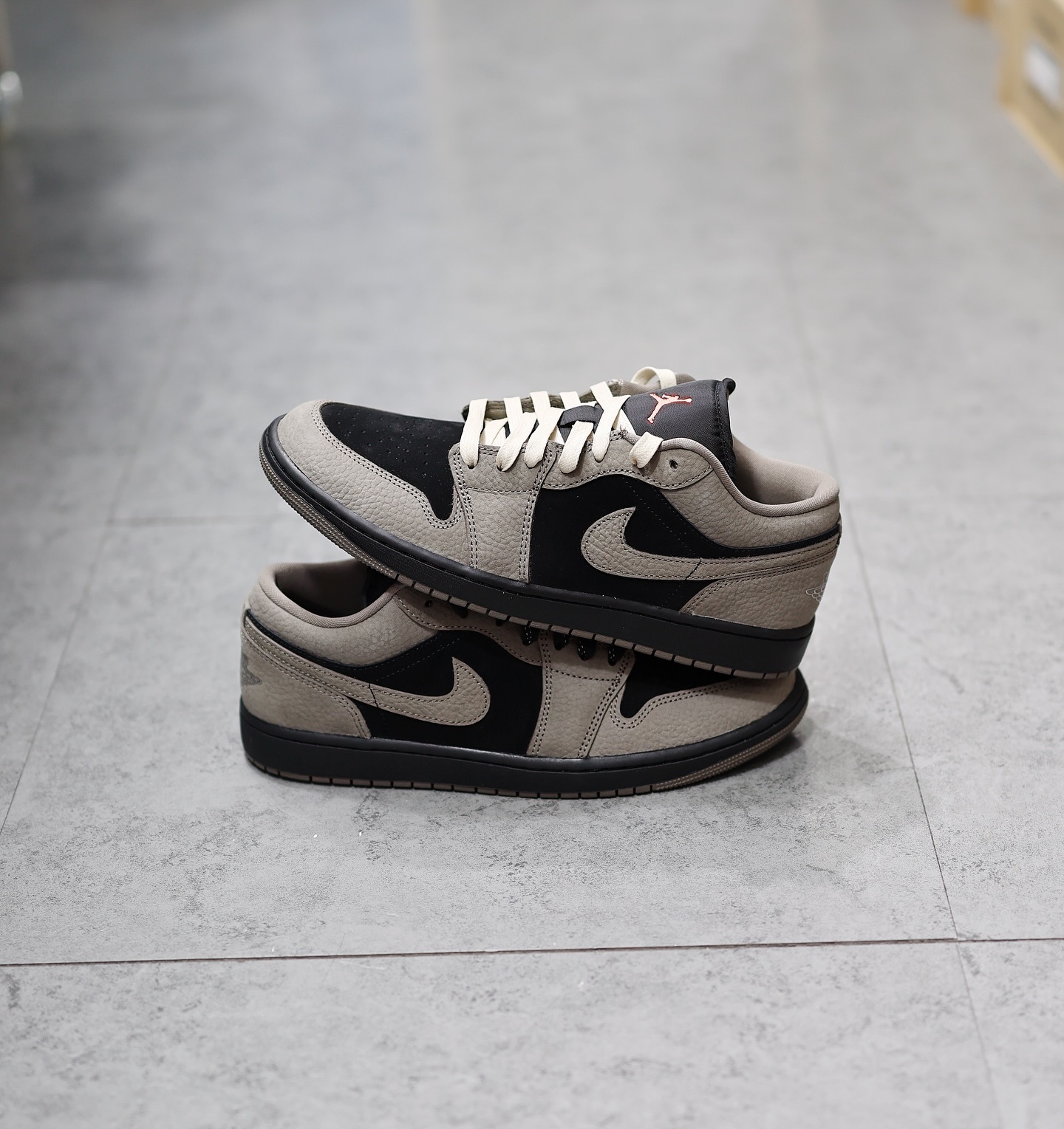 Nike Air Jordan 1 Low “Olive Grey” Brings Back 麂皮拼接摩卡 IB7109-005