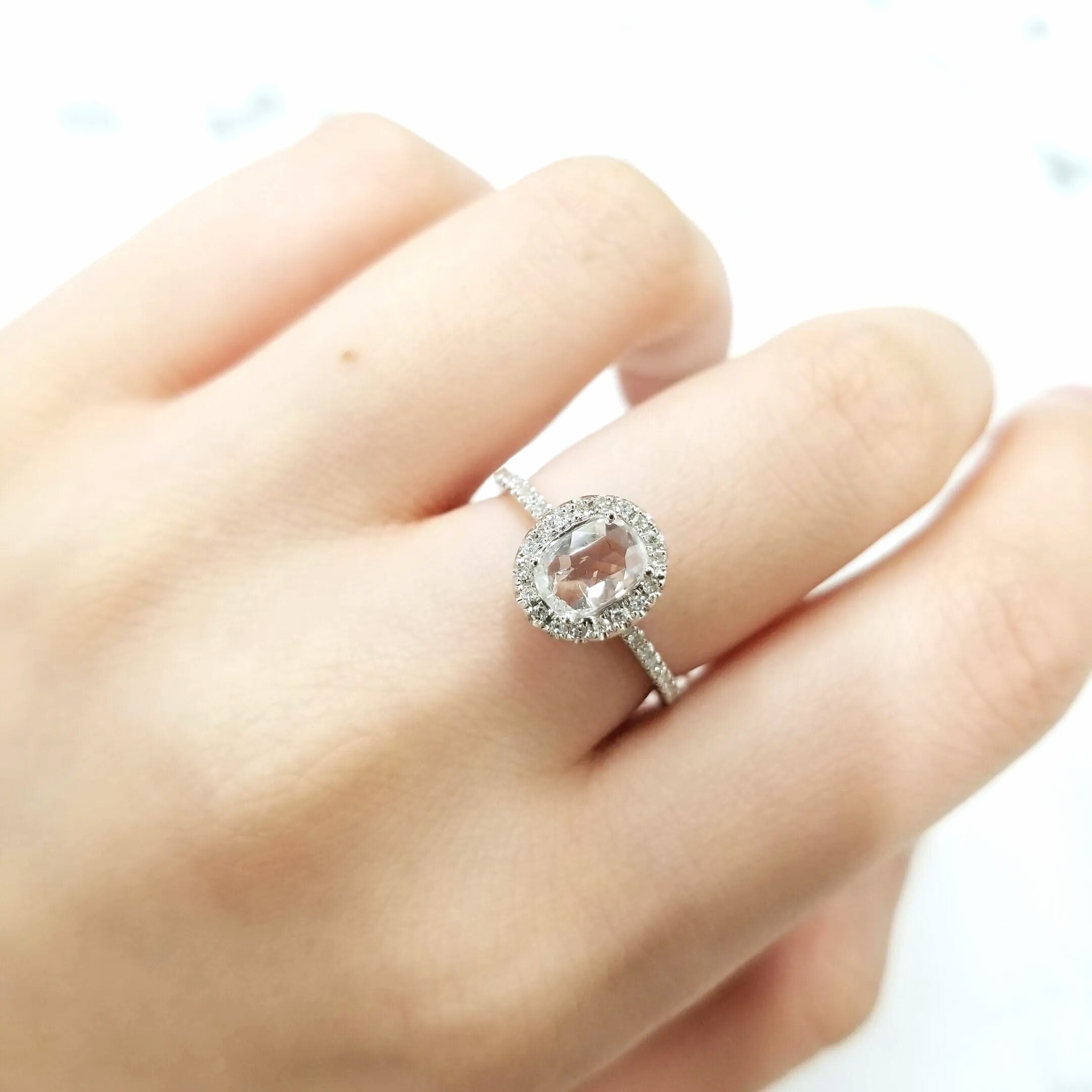 全新18K白金【單粒54份蛋形鑽石】 配小鑽共69份鑽石戒指