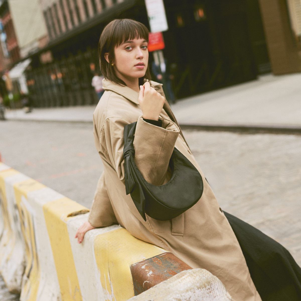 蝴蝶結新月肩背包 (BLACK BOWS)