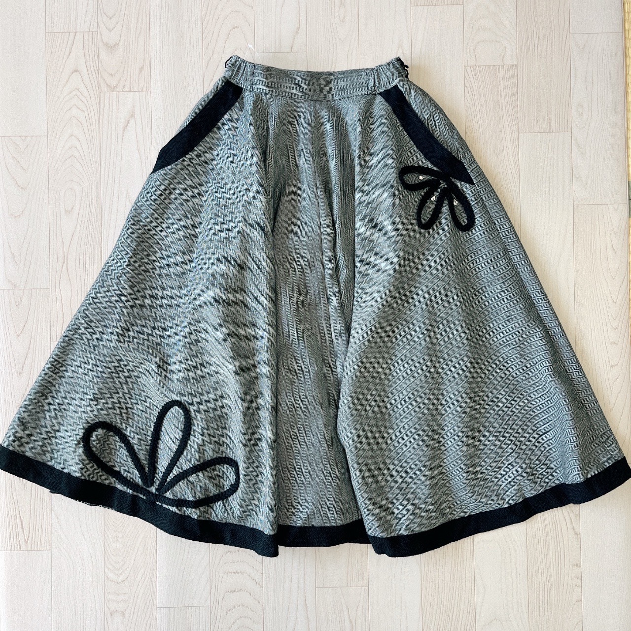 灰色份量感大裙襬羊毛半裙