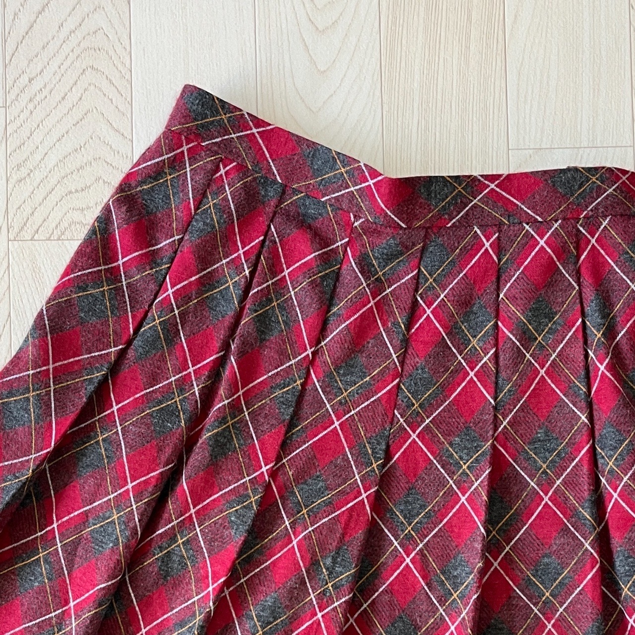 紅色拼灰色菱形格紋百摺裙