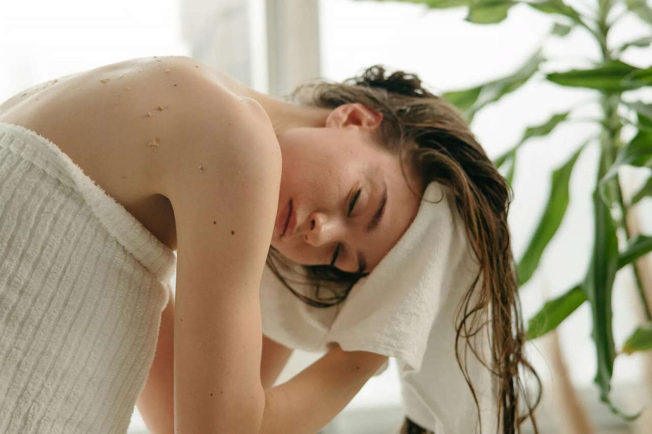 減少頭髮靜電方法＿以毛巾按壓擦乾代替大力搓揉