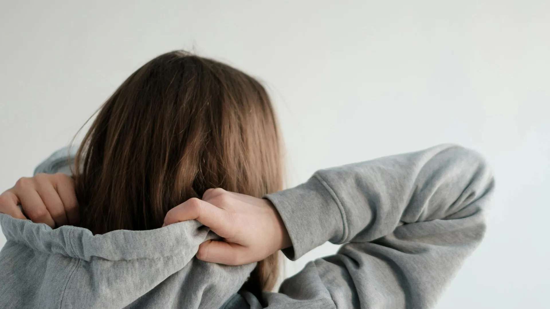 秋冬容易因為乾燥摩擦導致頭髮靜電