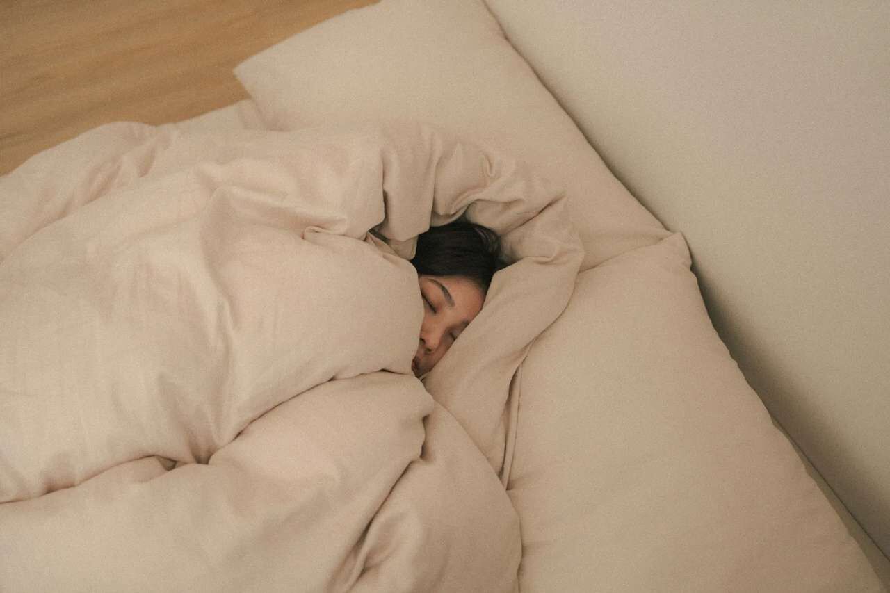 避免頭髮靜電方法＿留意環境濕度與日常接觸的衣物、枕頭材質