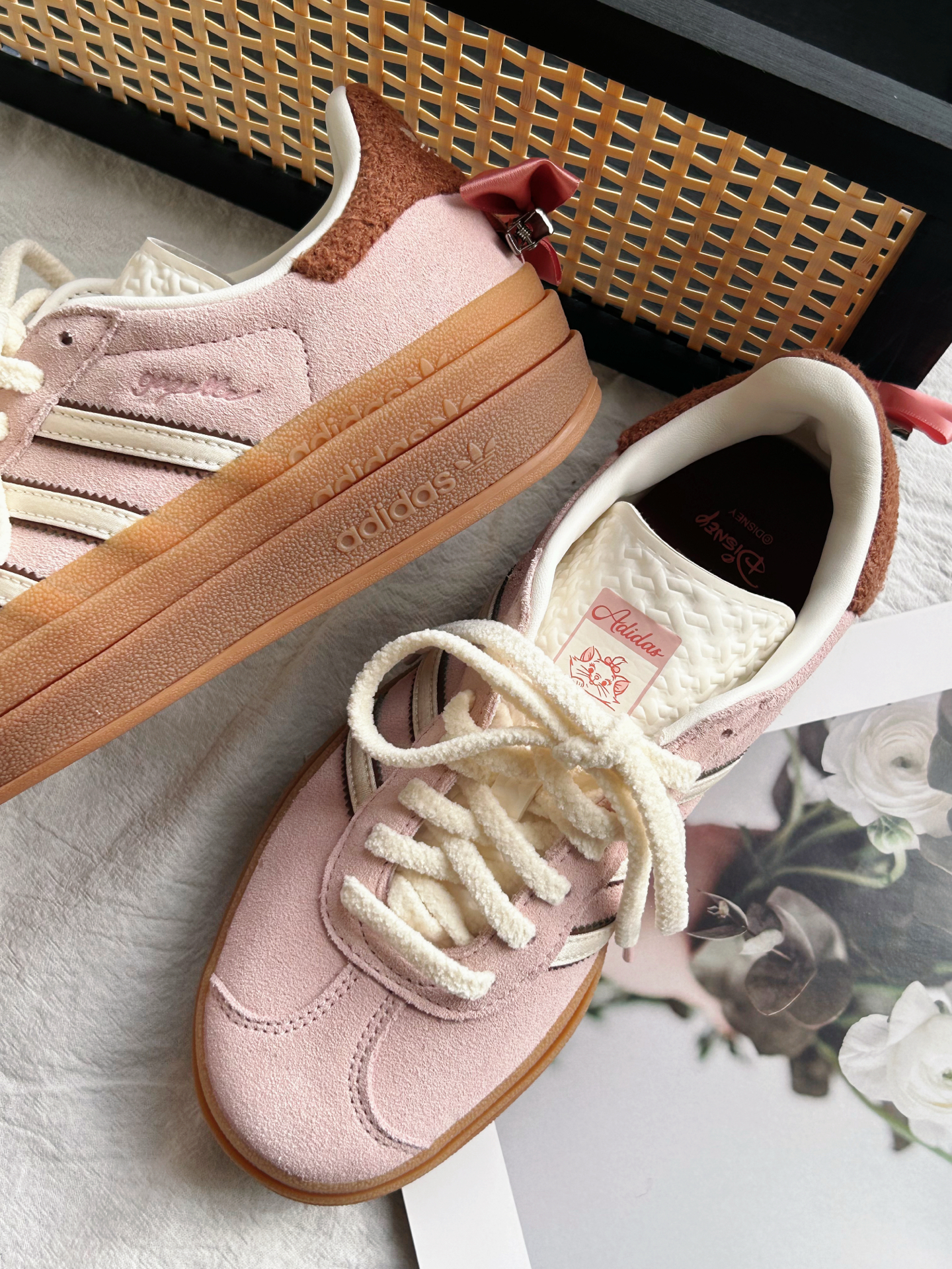 代購-ADIDAS GAZELLE BOLD X 迪士尼 貓兒歷險記瑪麗貓  摩卡櫻花粉 焦糖底  蝴蝶結 厚底增高女鞋