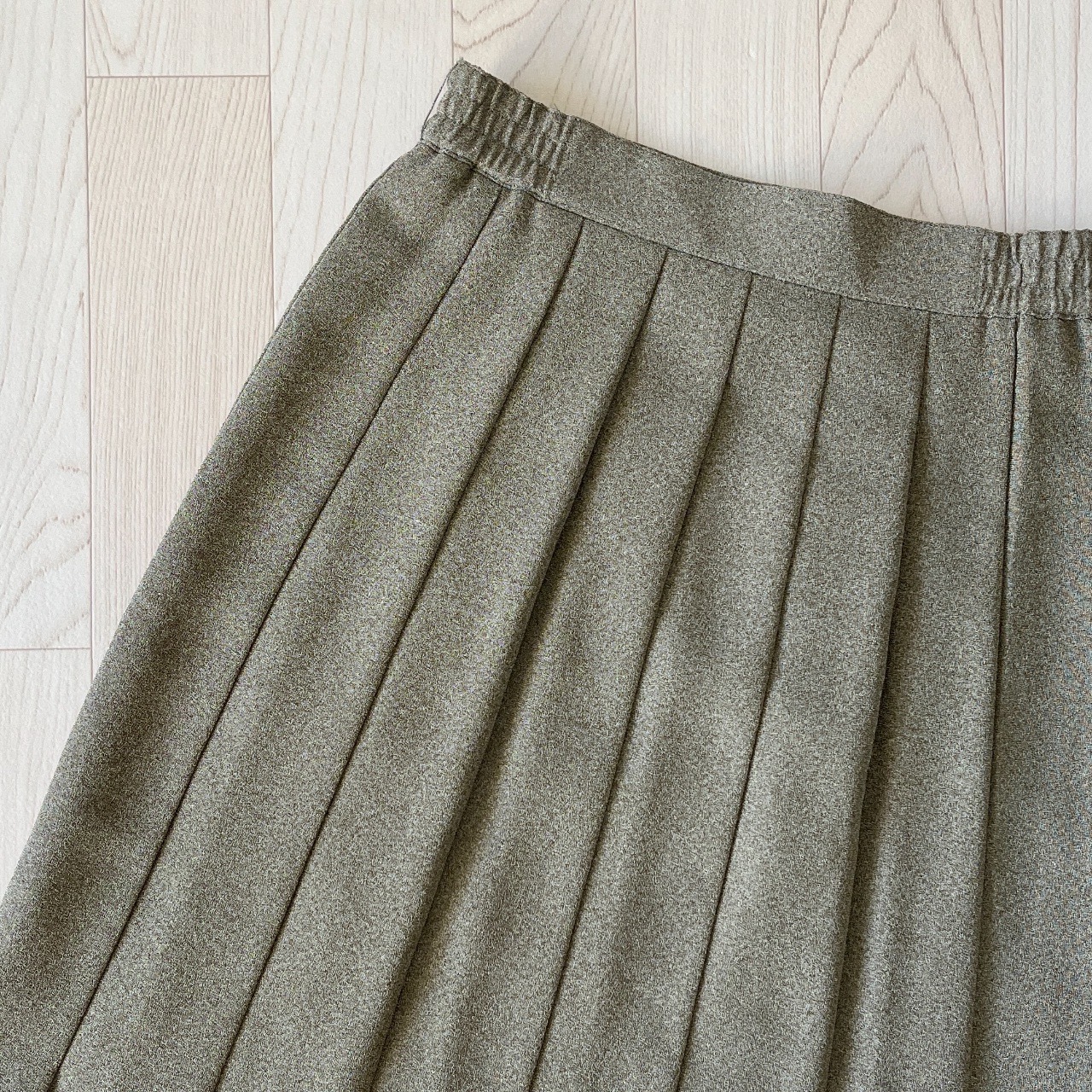 燕麥色紋理感百摺裙