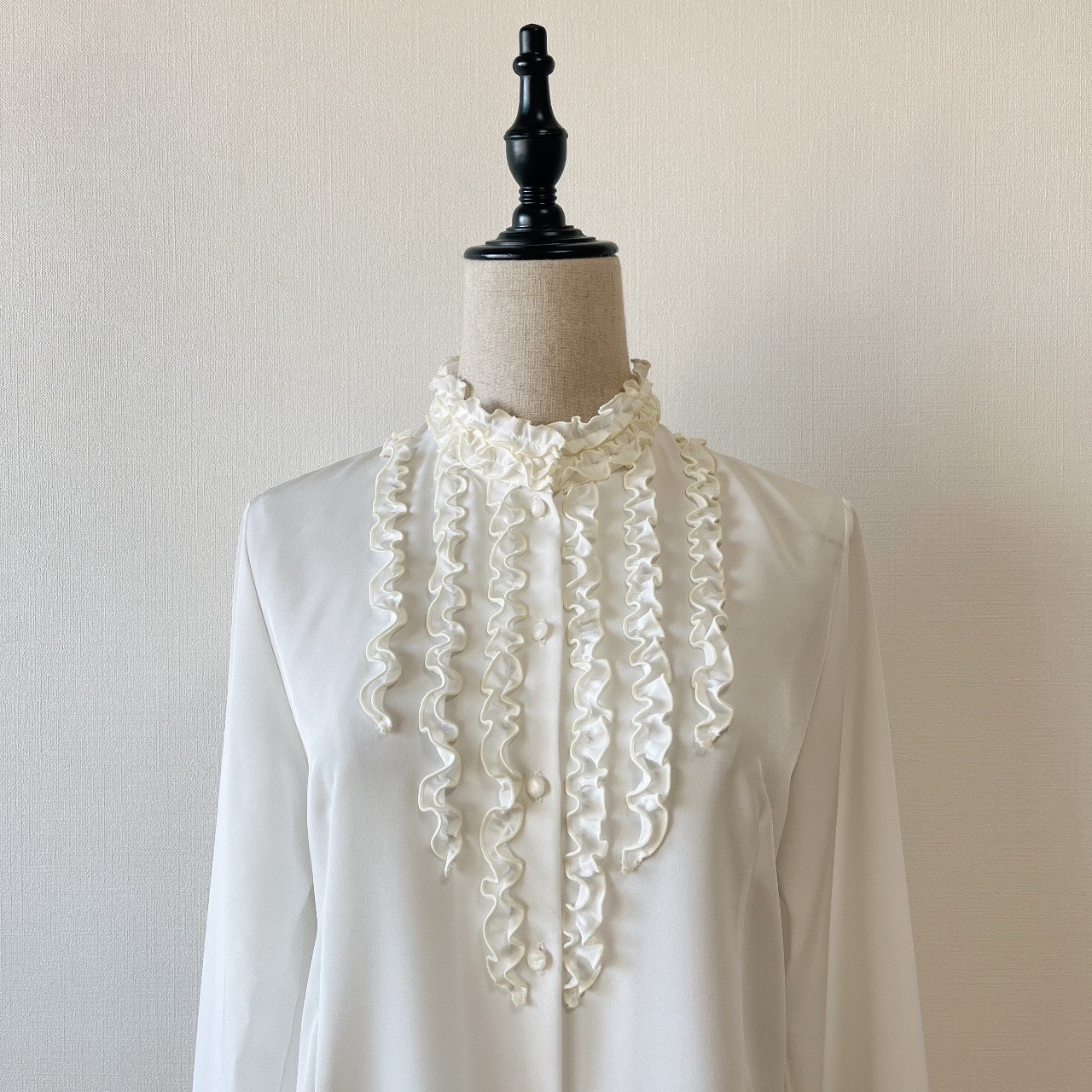 白色荷葉邊裝飾長袖上衣