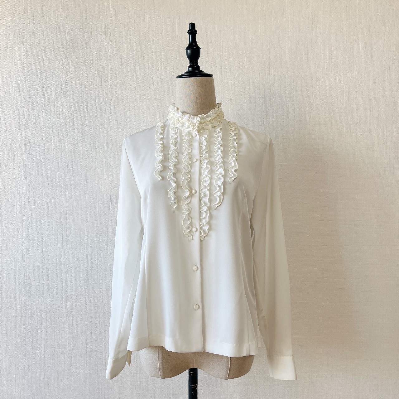 白色荷葉邊裝飾長袖上衣