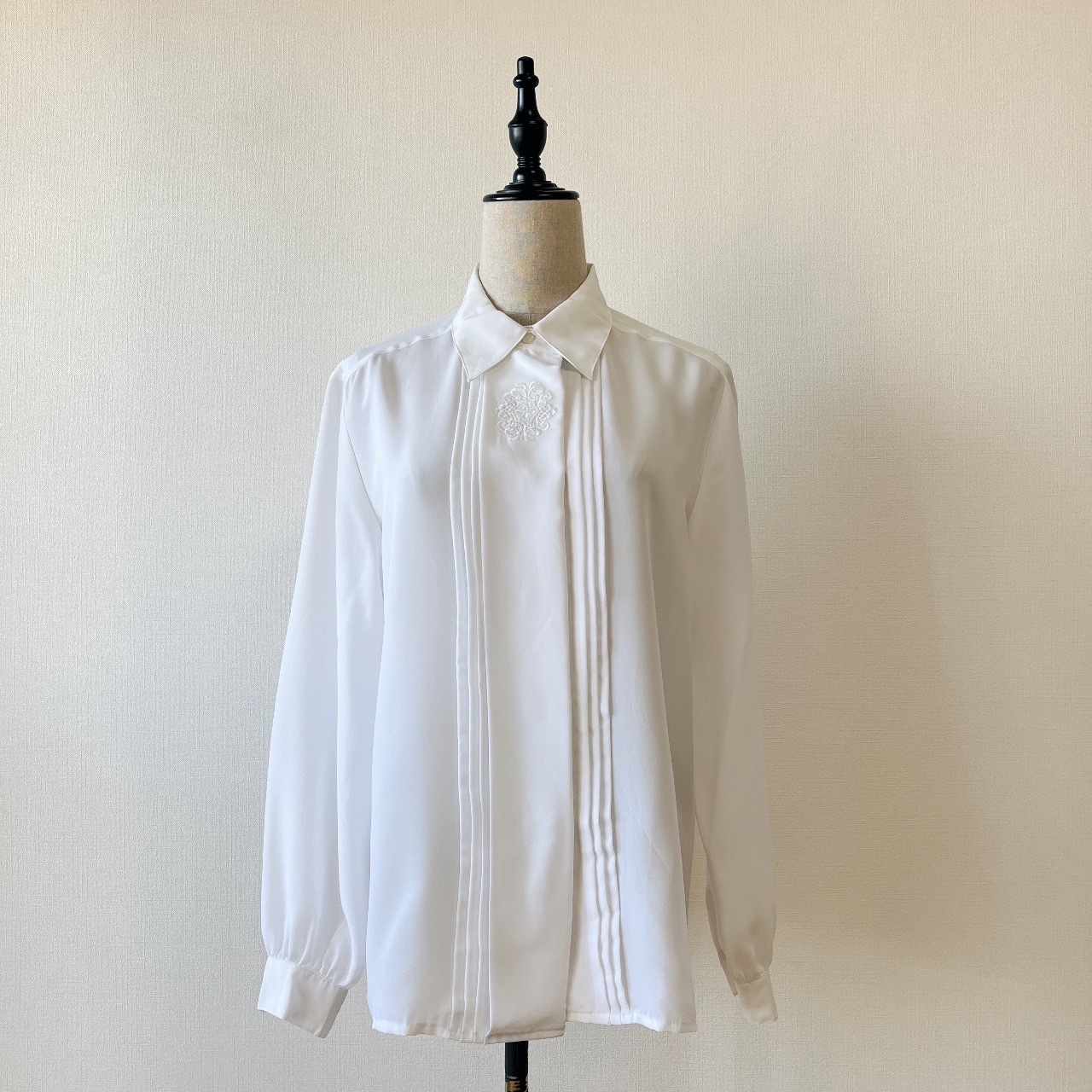 Laura Scott白色長袖刺繡上衣