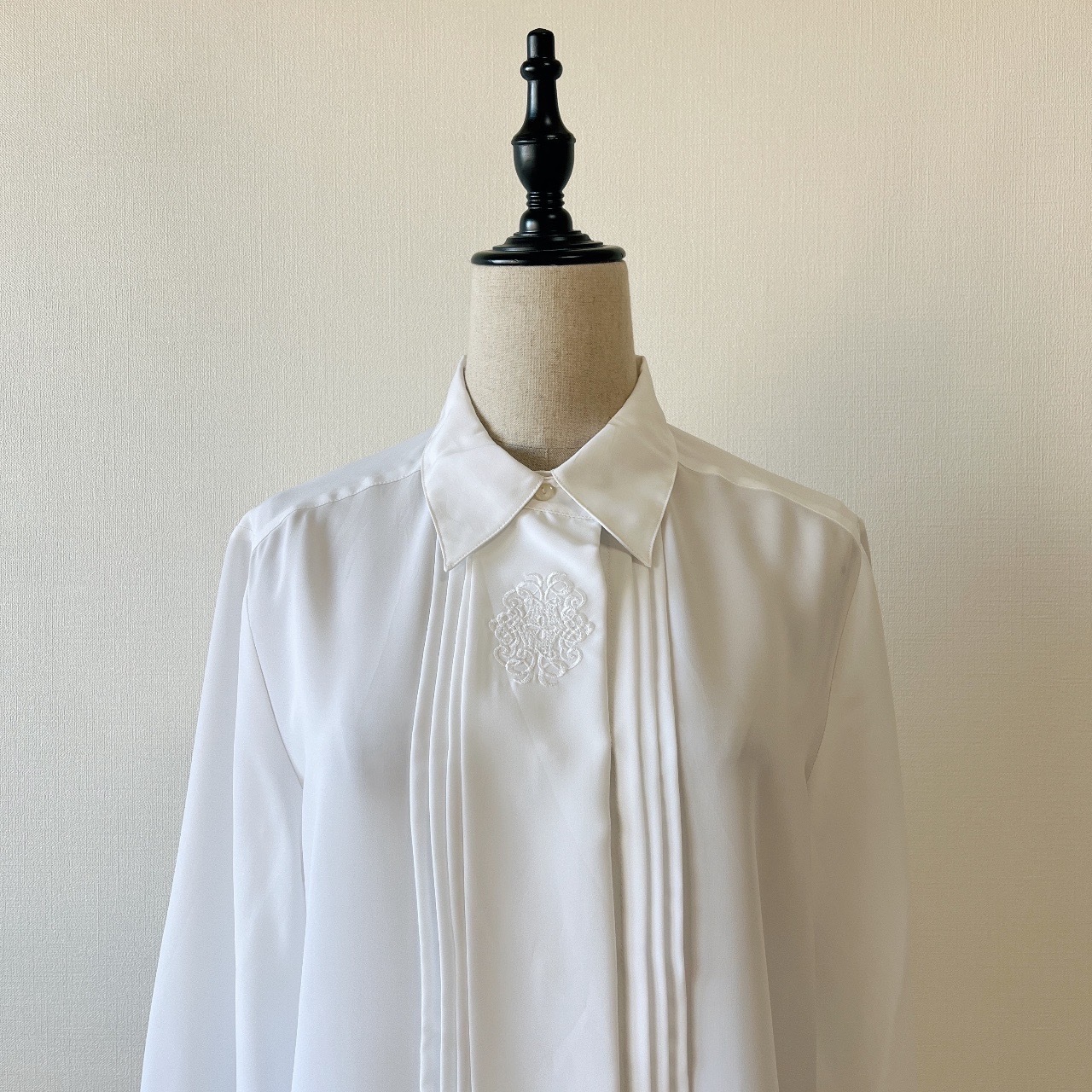 Laura Scott白色長袖刺繡上衣