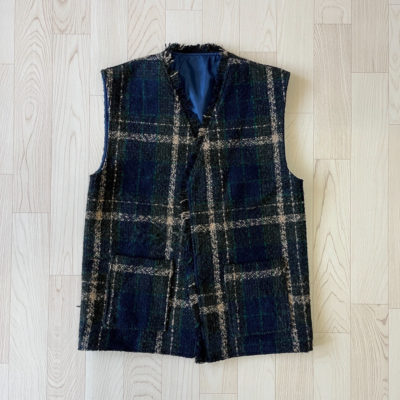 深灰色拼藍色格紋背心外套