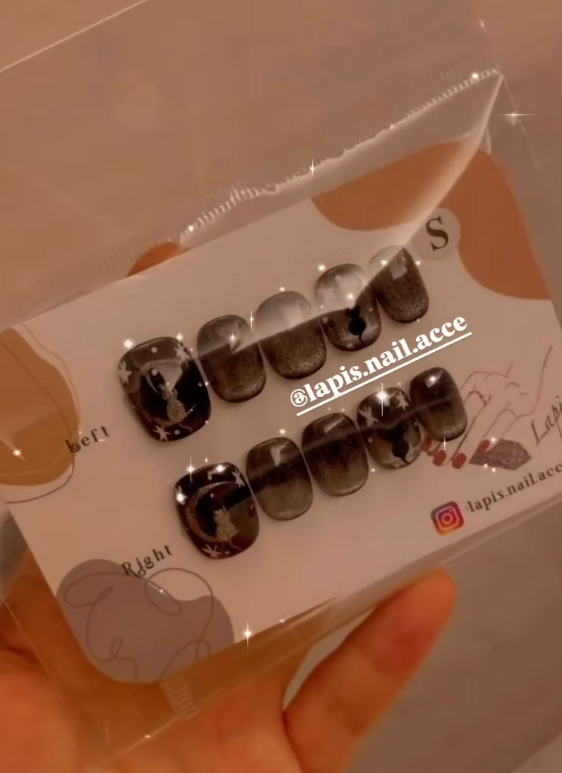 感謝客人再次回購 我地 lapis.nail.acce💕💕💕 〰️尼款為 《大熱長青款式》 〰️由 黑色🖤✖️銀色🩶所製成的 〰️系 型格 同時兩色remix 系 夢幻 嘅Colour喔 〰️Halloween 🎃出去玩 🪐The Galaxy(4) 🪐都好配合到 主題嫁 🪐The Galaxy (4)🪐 為你帶來 時間設計感 同時 有Dark Magic 嘅魔力喔🧚🏻‍♀️  名稱：The Galaxy (4) [A-0000001d] 尺碼： XS / S / M 甲型 ：短梯  產品直接鏈結： https://lapisnailacce.shoplineapp.com/products/the-galaxy-4-a-0000001d  Lapis Blog 直接鏈結： https://lapisnailacce.shoplineapp.com/blog/posts/delivery-hot-pick-items-18   ✨有興趣可以IG / FB DM 我地喔✨網頁下單都可以✨