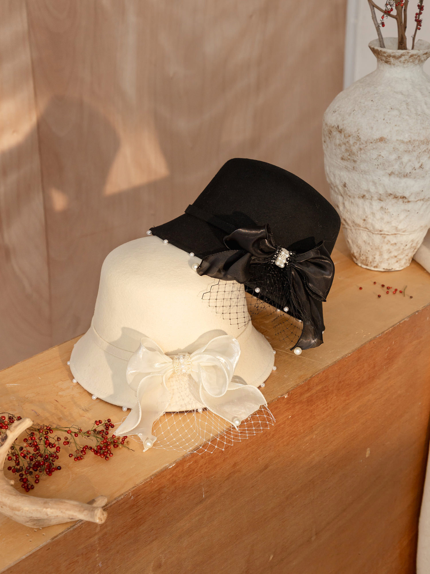沉浸式劇場。MUCHAT手作蝶結珍珠毛呢淑女帽 (米白/含蝶結別針)