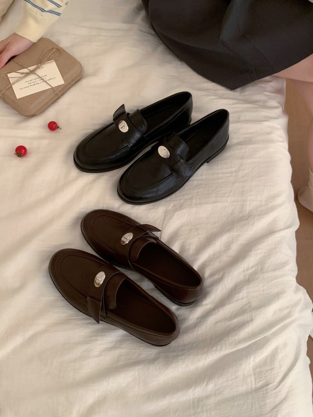 小圓釦復古皮質單鞋