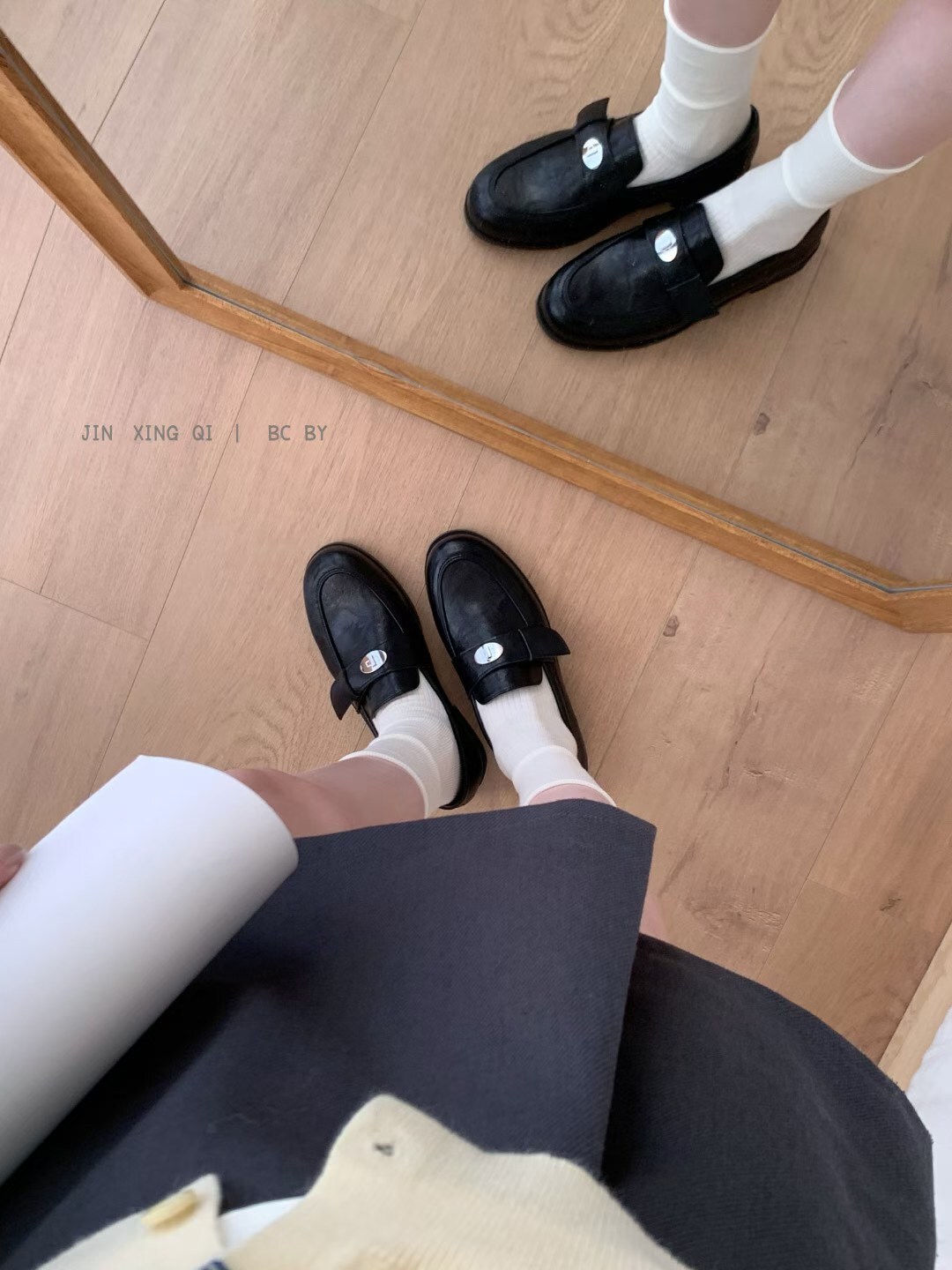 小圓釦復古皮質單鞋