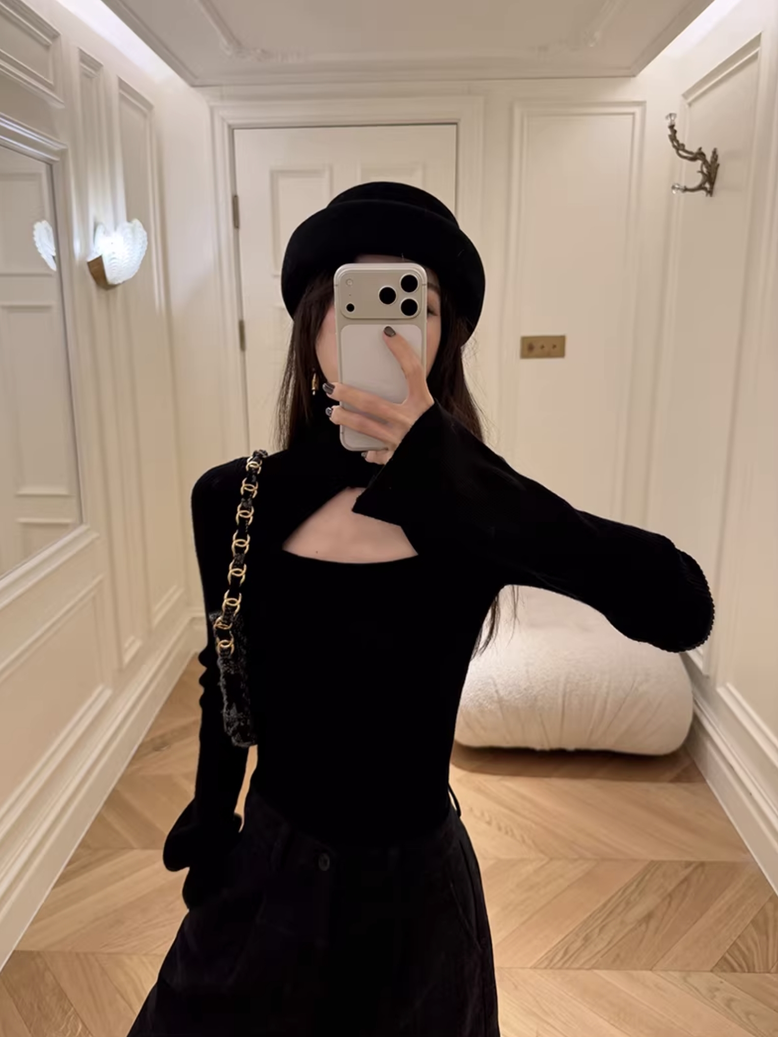 獨特感三角鏤空造型高領喇叭袖上衣-F / 3色 (Elegant & Love)