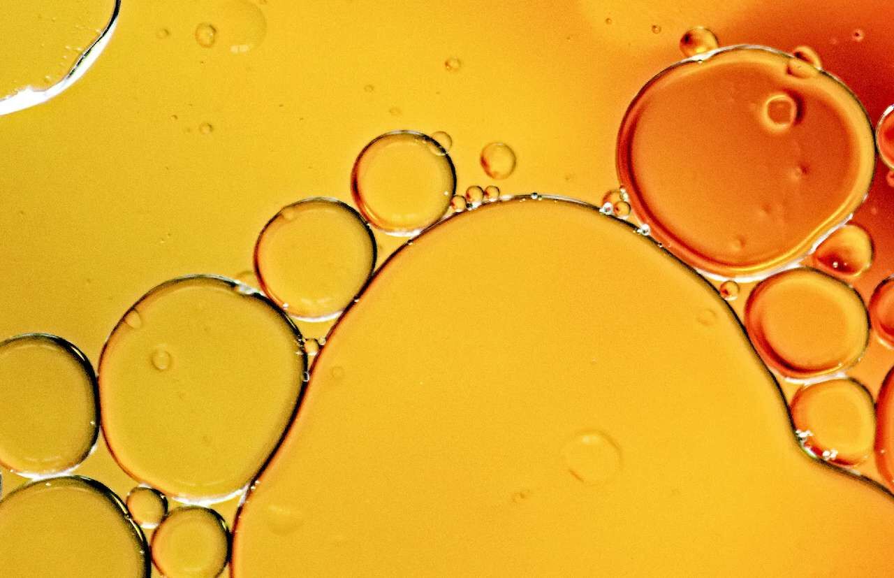 降低頭髮靜電方法＿選用含有角鯊烷成分的護髮乳