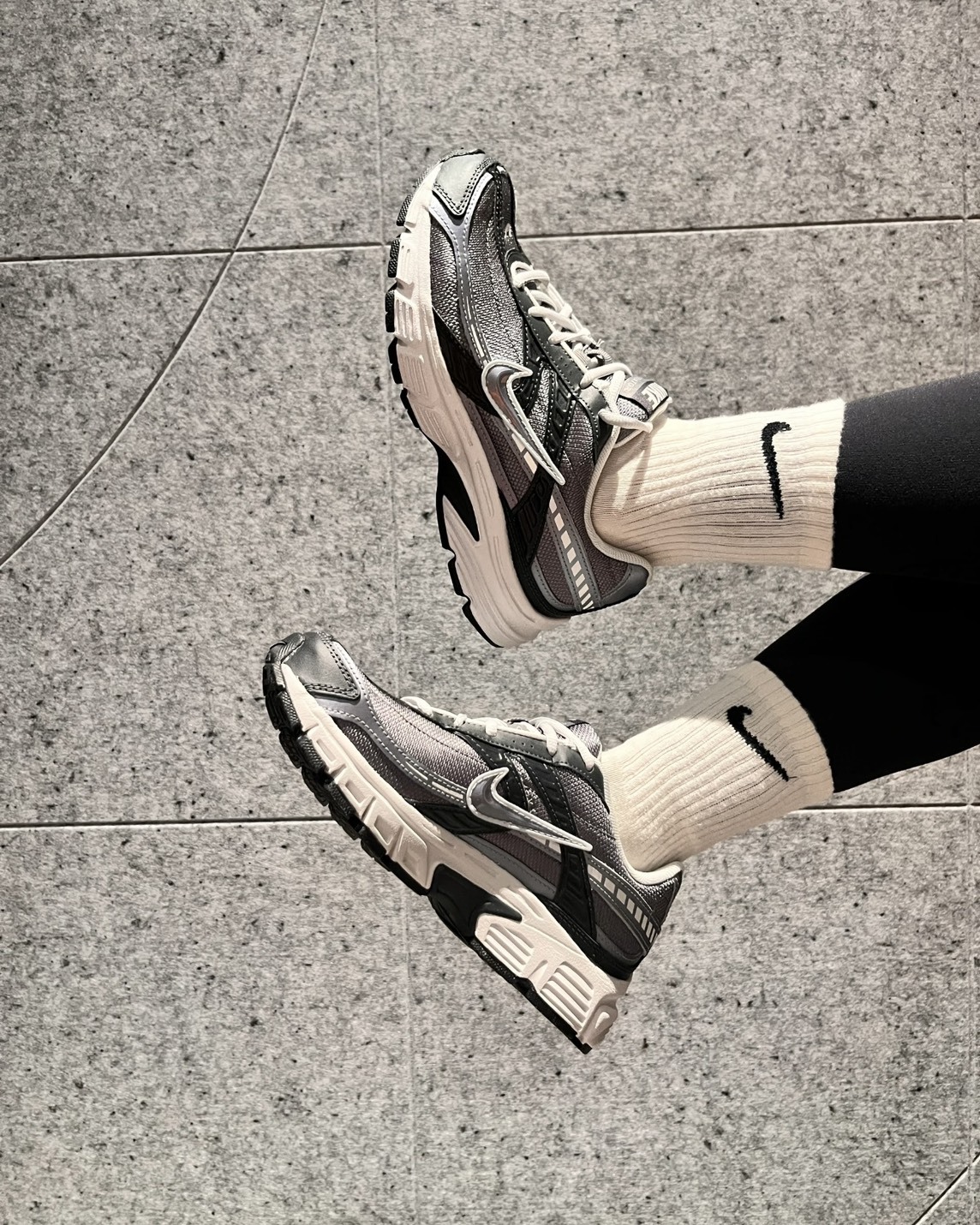 【預購】NIKE INITIATOR 緩震復古黑灰 IB3083001