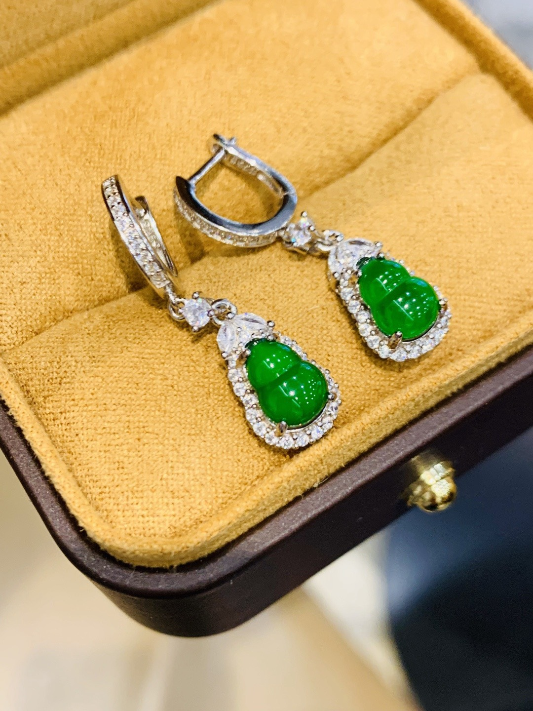 👑 經典翡翠葫蘆耳釦  通體925純銀鑲嵌天然A貨翡翠  精選陽辣綠色配對翡翠葫蘆，顏色漂亮🤩  市價6.8萬 限時寵粉1.6萬  僅限5個名額 買到就是賺到！！