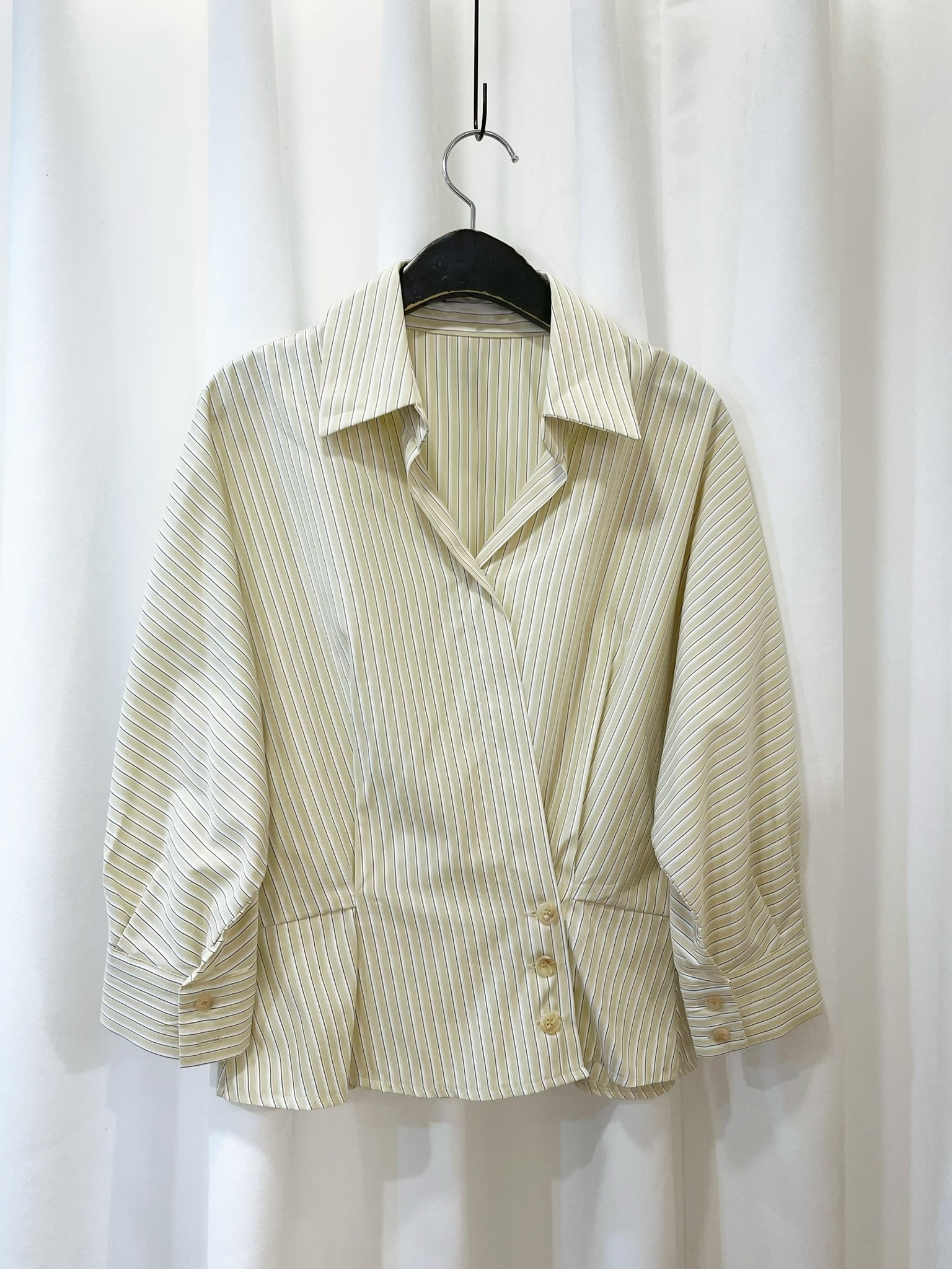 率性側釦橫條紋襯衫