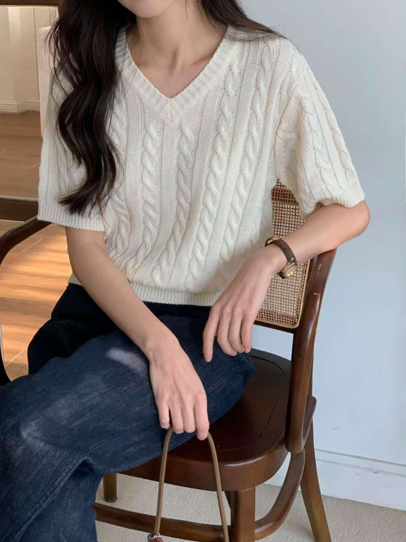 早春 V 領麻花針織上衣｜背後英文細節・溫柔顯瘦款