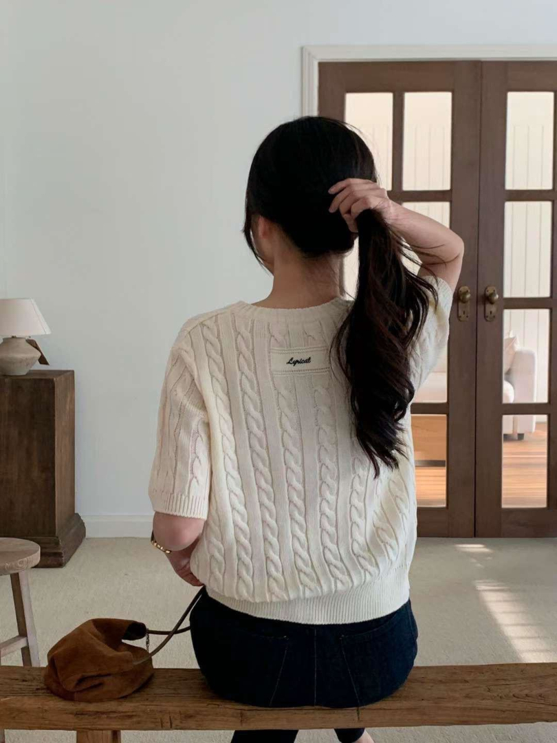 早春 V 領麻花針織上衣｜背後英文細節・溫柔顯瘦款