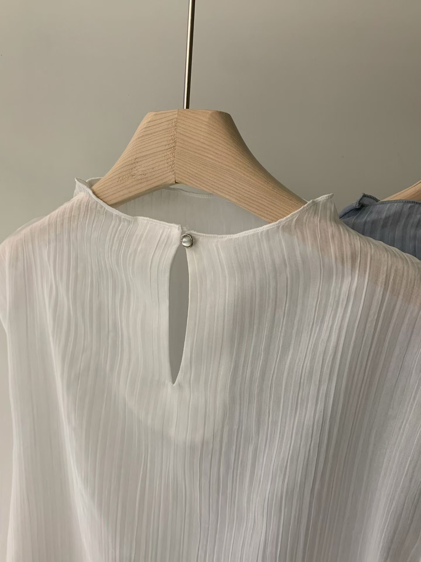 #228N241 仙柔並重，半高領直坑幼紋上衣