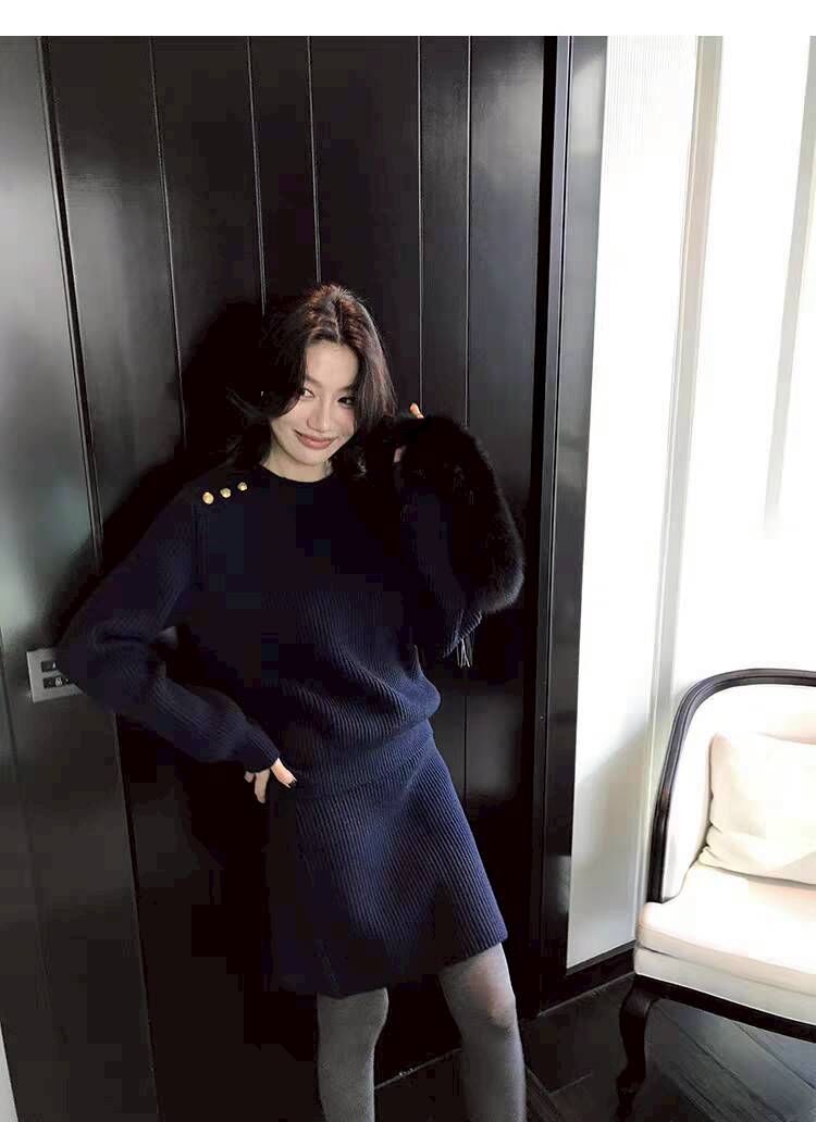 肩排釦造型圓領毛衣+半裙SET-S-XL / 2色 (Elegant & Love)