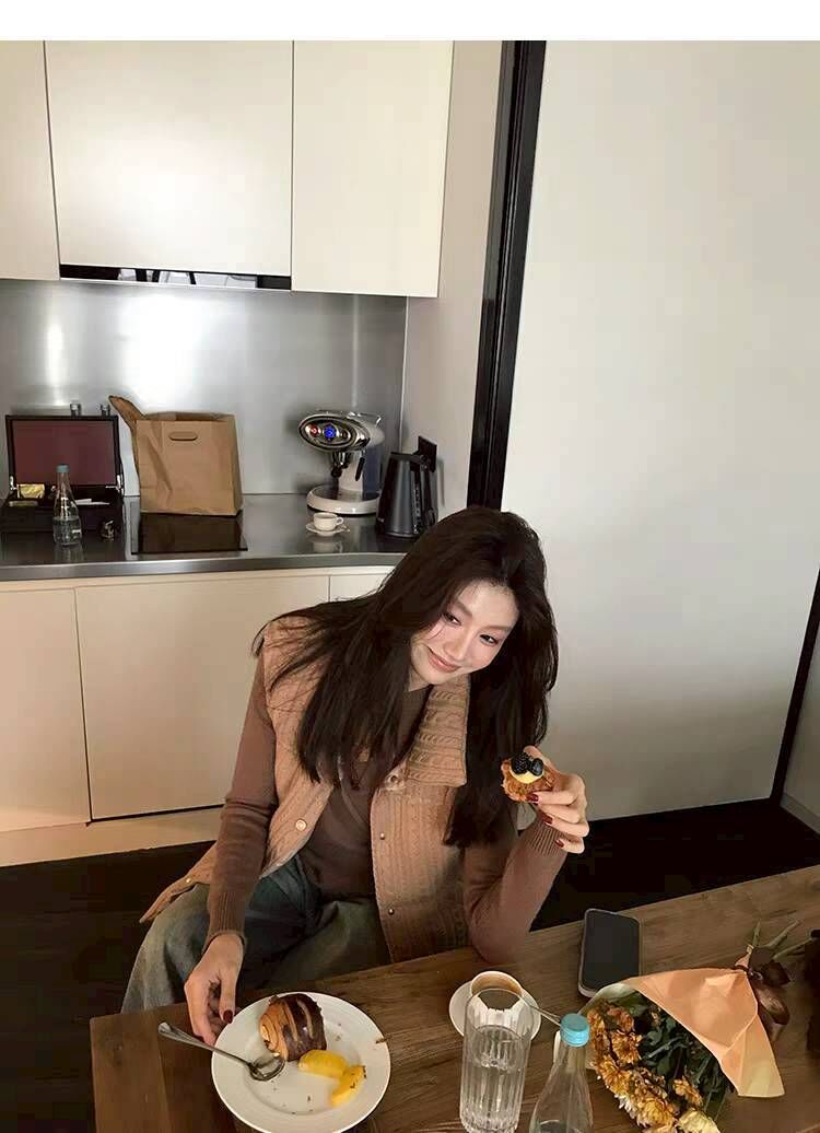 奶茶杏麻花織紋感立領排釦背心外套-S-L (Elegant & Love)