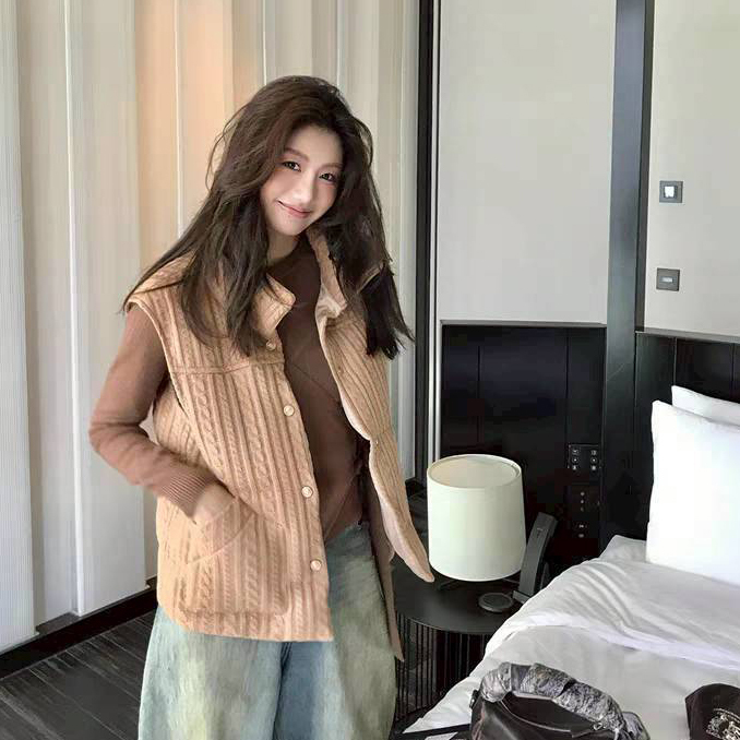 奶茶杏麻花織紋感立領排釦背心外套-S-L (Elegant & Love)