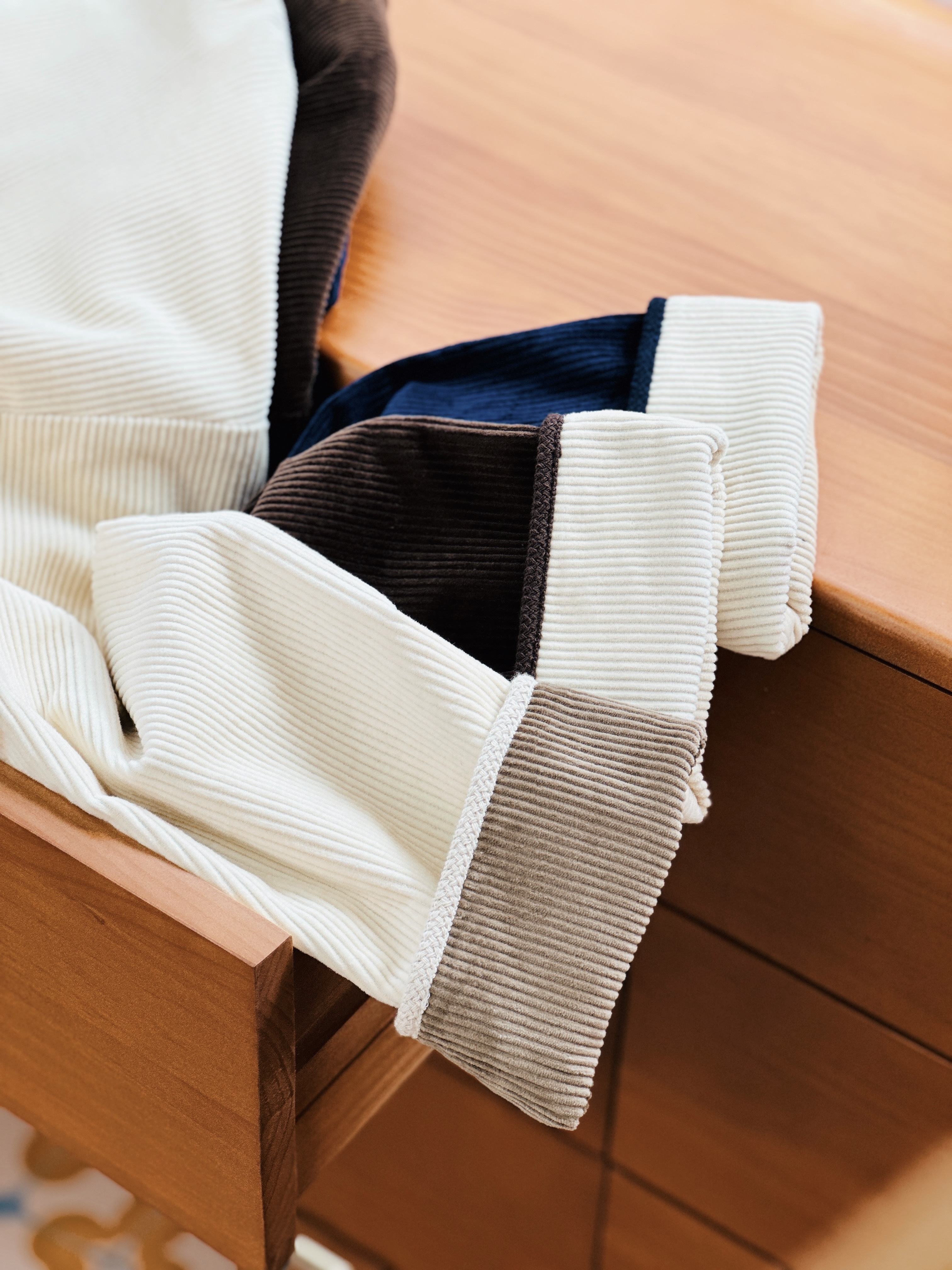 三色 / 燈芯絨圓領拼色摺袖外套 / Two-Tone Sleeve Corduroy Boxy Jacket