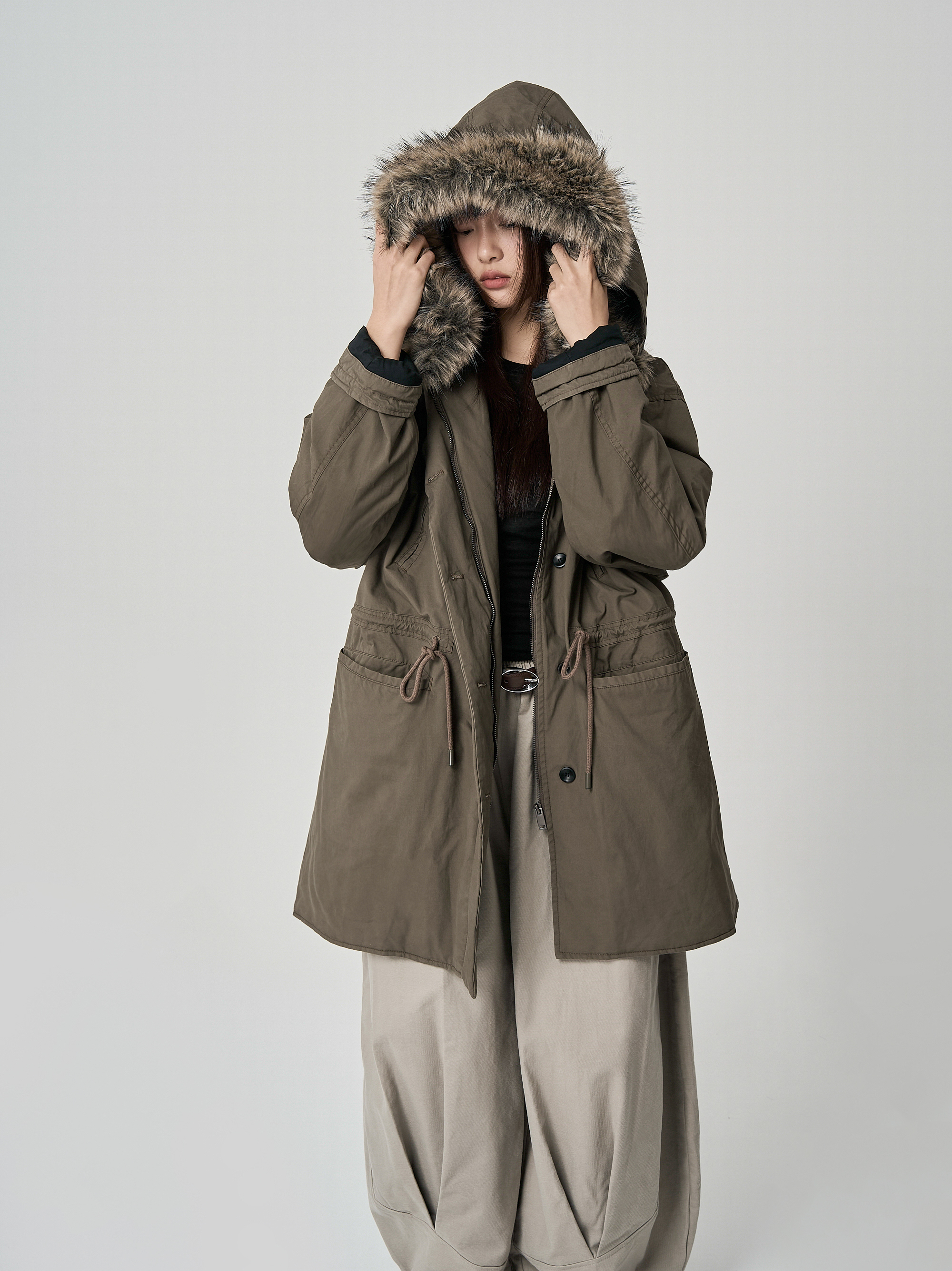 抽繩長版風衣鋪棉外套-茶石