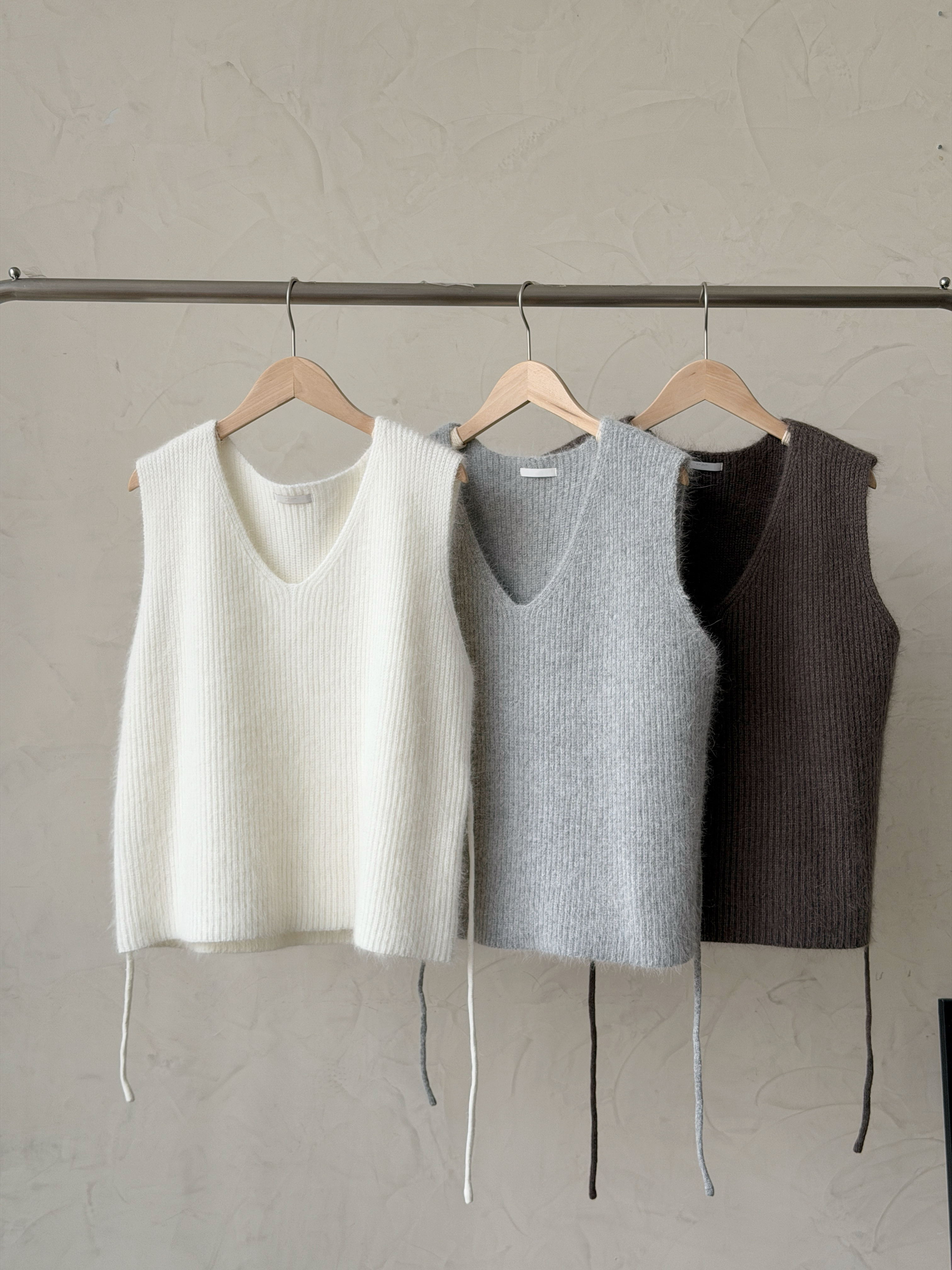 KR451 ONNI襯搭V領束腰背心-3色