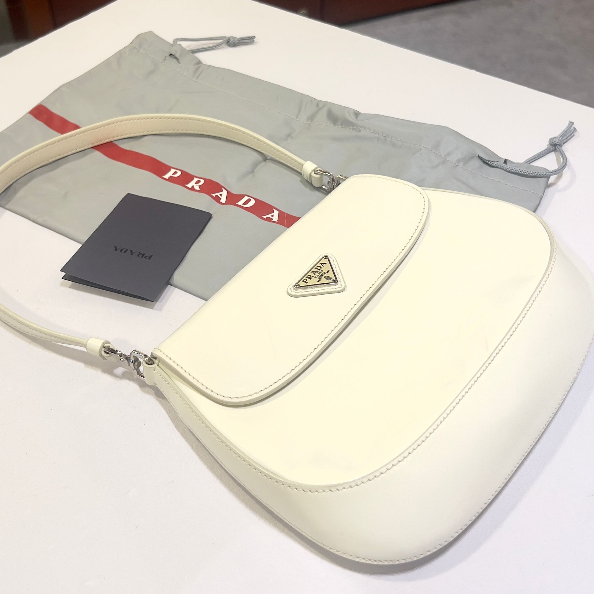 90%NEW二手PRADA HAND BAG CLEO WHTIR BAG SMALL 白色亮面牛皮,普拉達腋下包 #香榭站正品