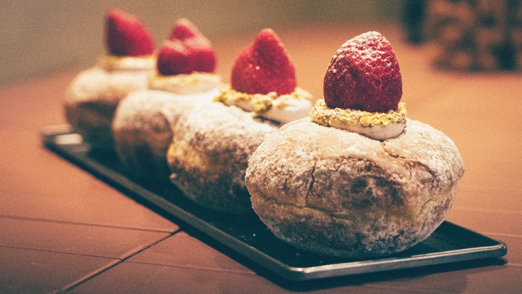 蜉蝣麵粉工作室 邵世偉：日式咖喱麵包與生甜甜圈協奏曲-季節限定｜草莓生乳多拿滋 (第5班)