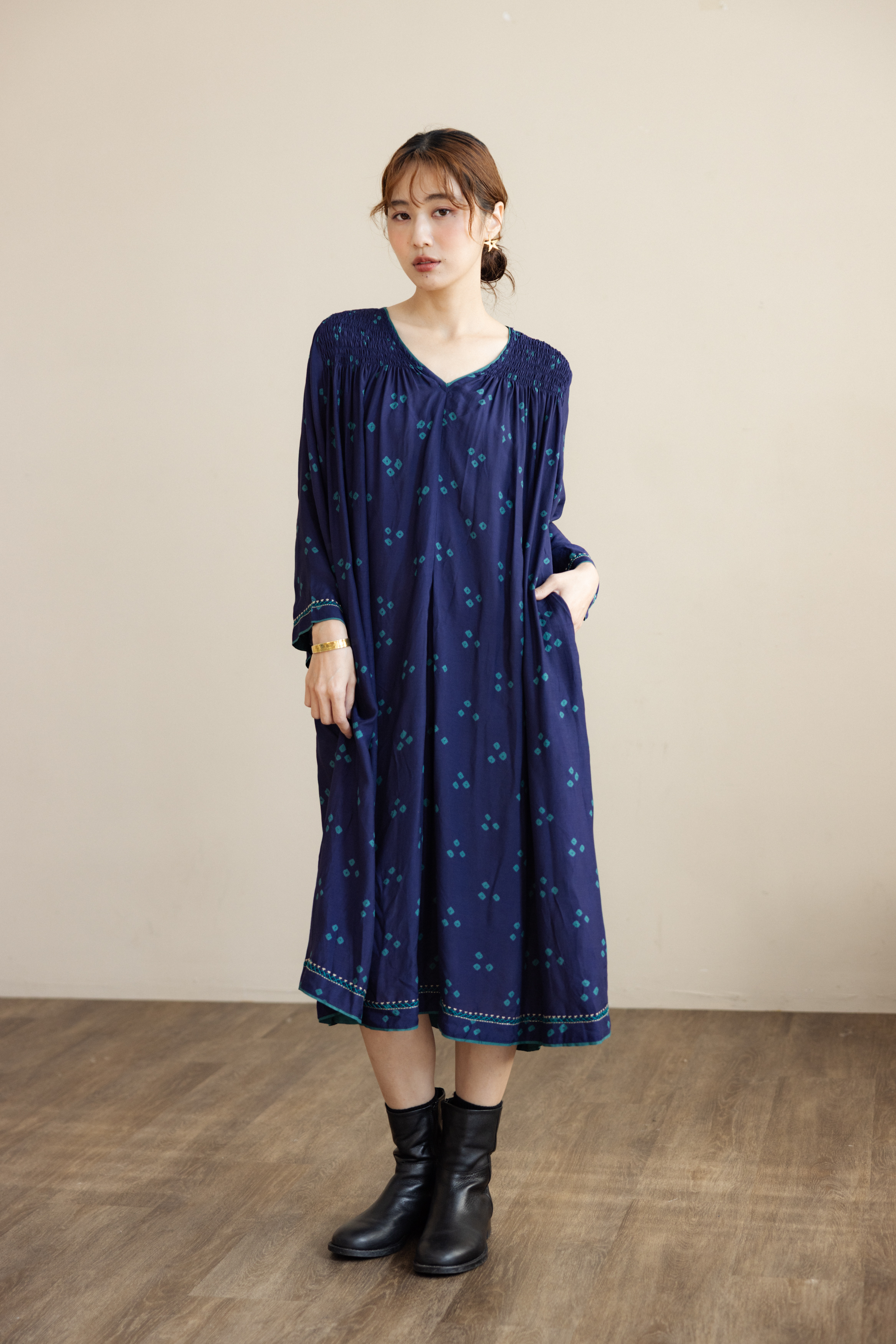 竹絲午夜藍V領抓皺紮染刺繡洋裝