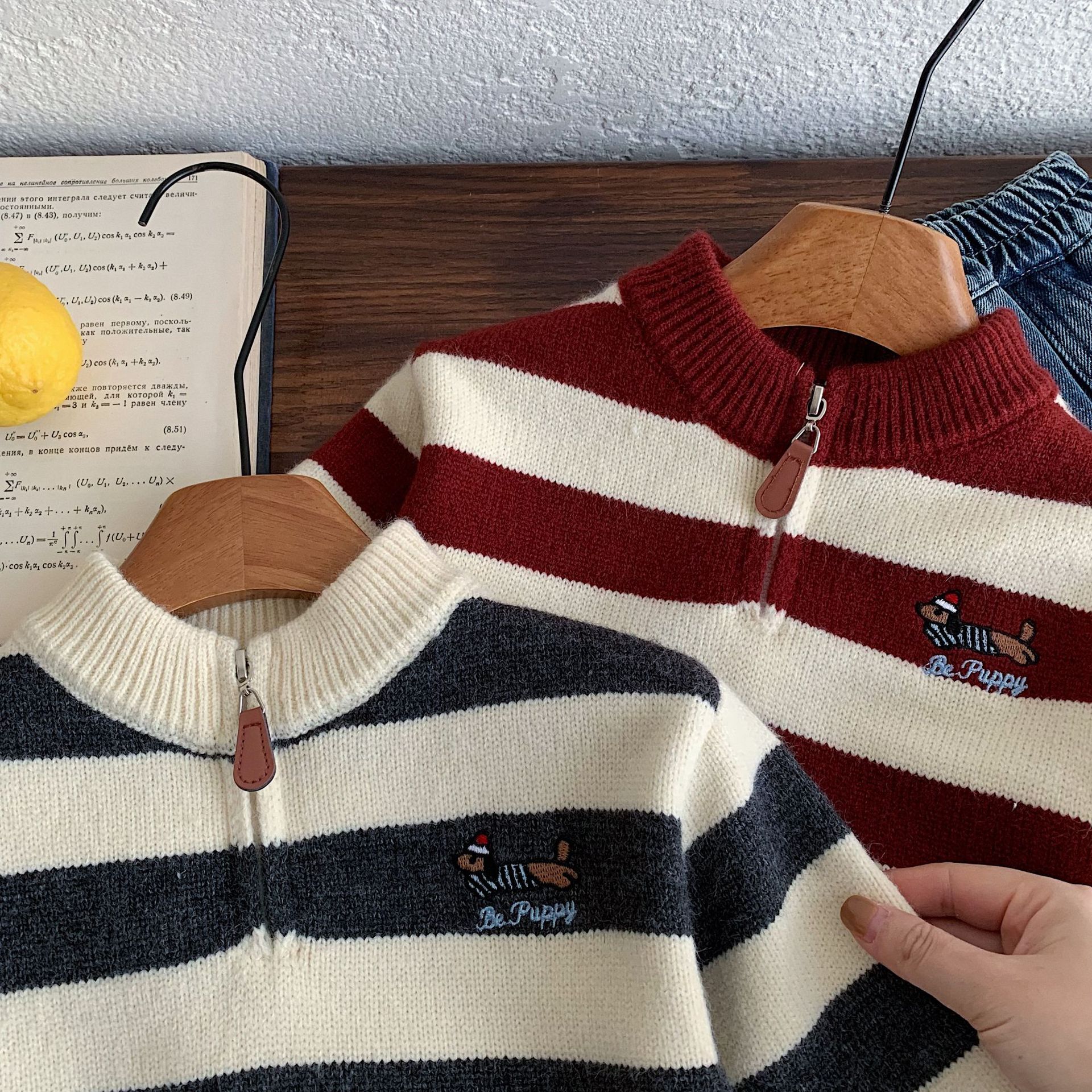 《2732》韓系刺繡小狗條紋拉鍊立領針織上衣(90-140)