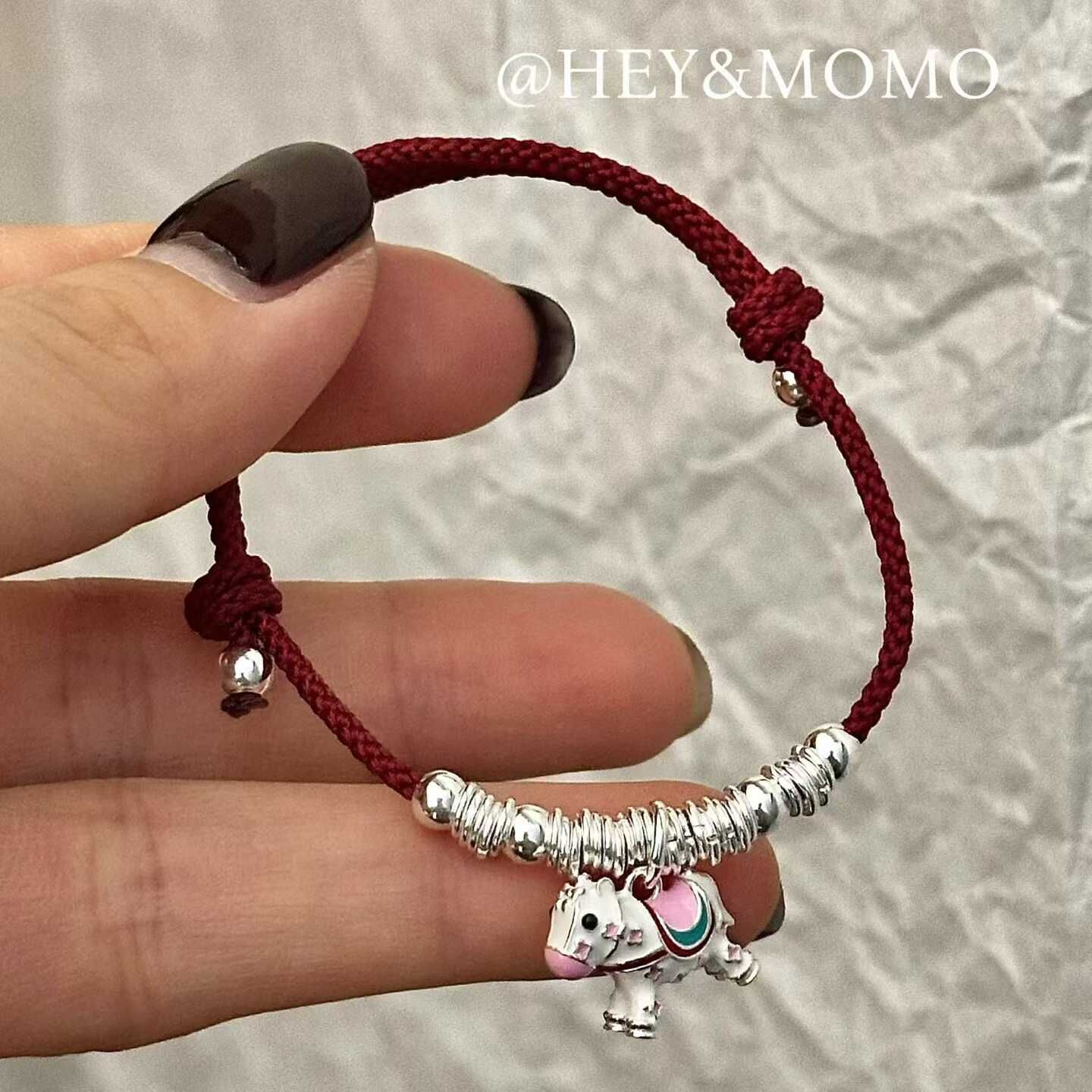 HM5415 ⚪️925 銀 立體彩釉紅繩錢串串小木馬