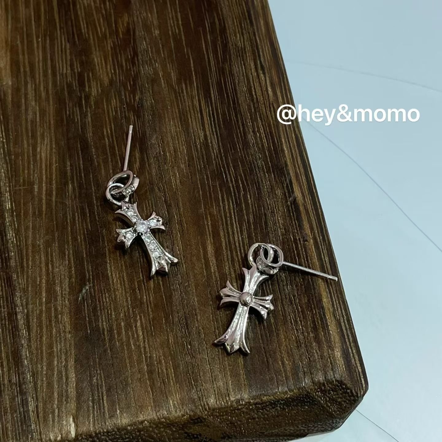 HM5436 ⚪️925 銀 微鑲鑽 AB面 可正反兩戴十字架耳環