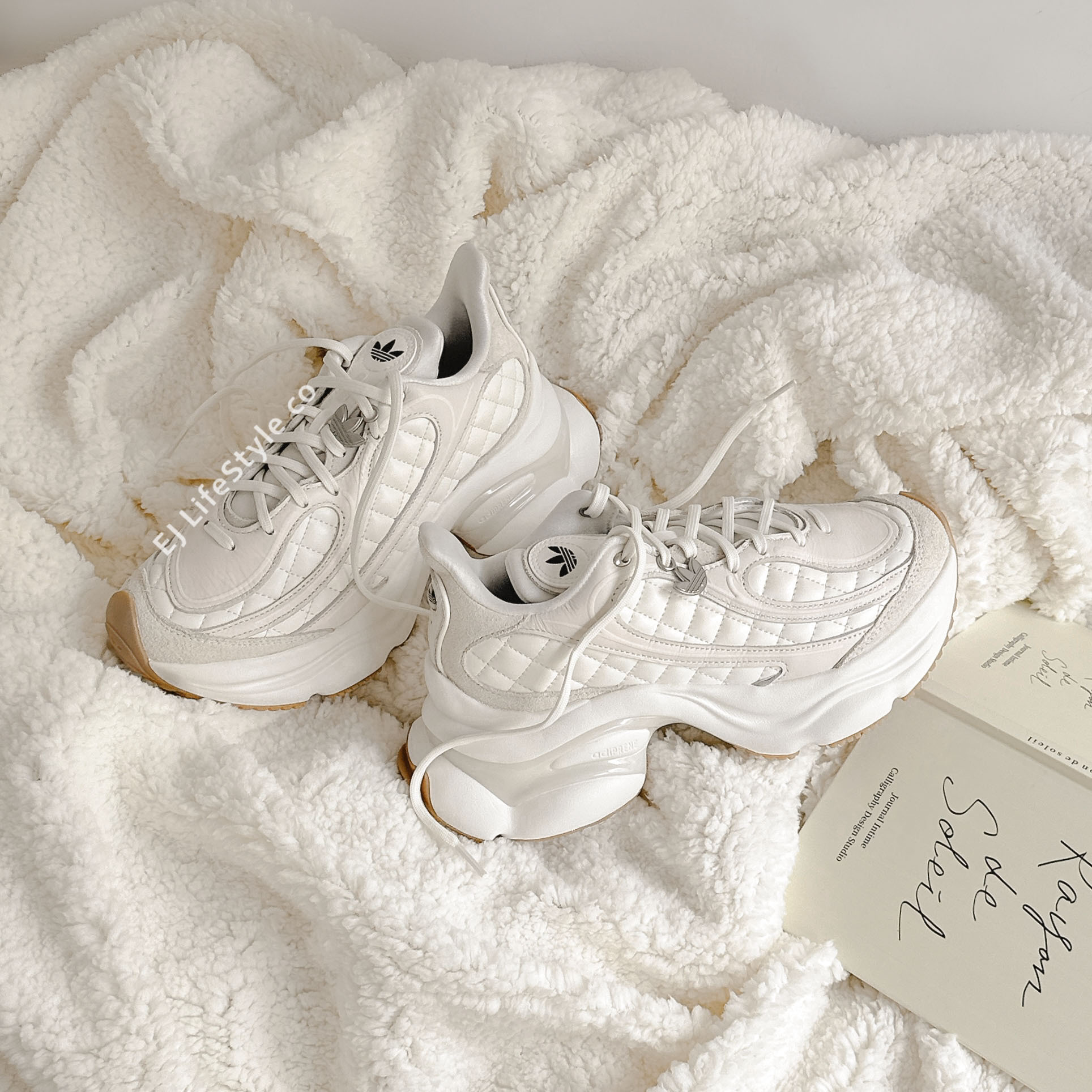 ADIDAS OZVENUZ 小香風 菱格紋 奶油白 米白 焦糖底 蝴蝶鞋 增高 厚底 宋雨琦同款 女鞋 HQ2643 / 現貨