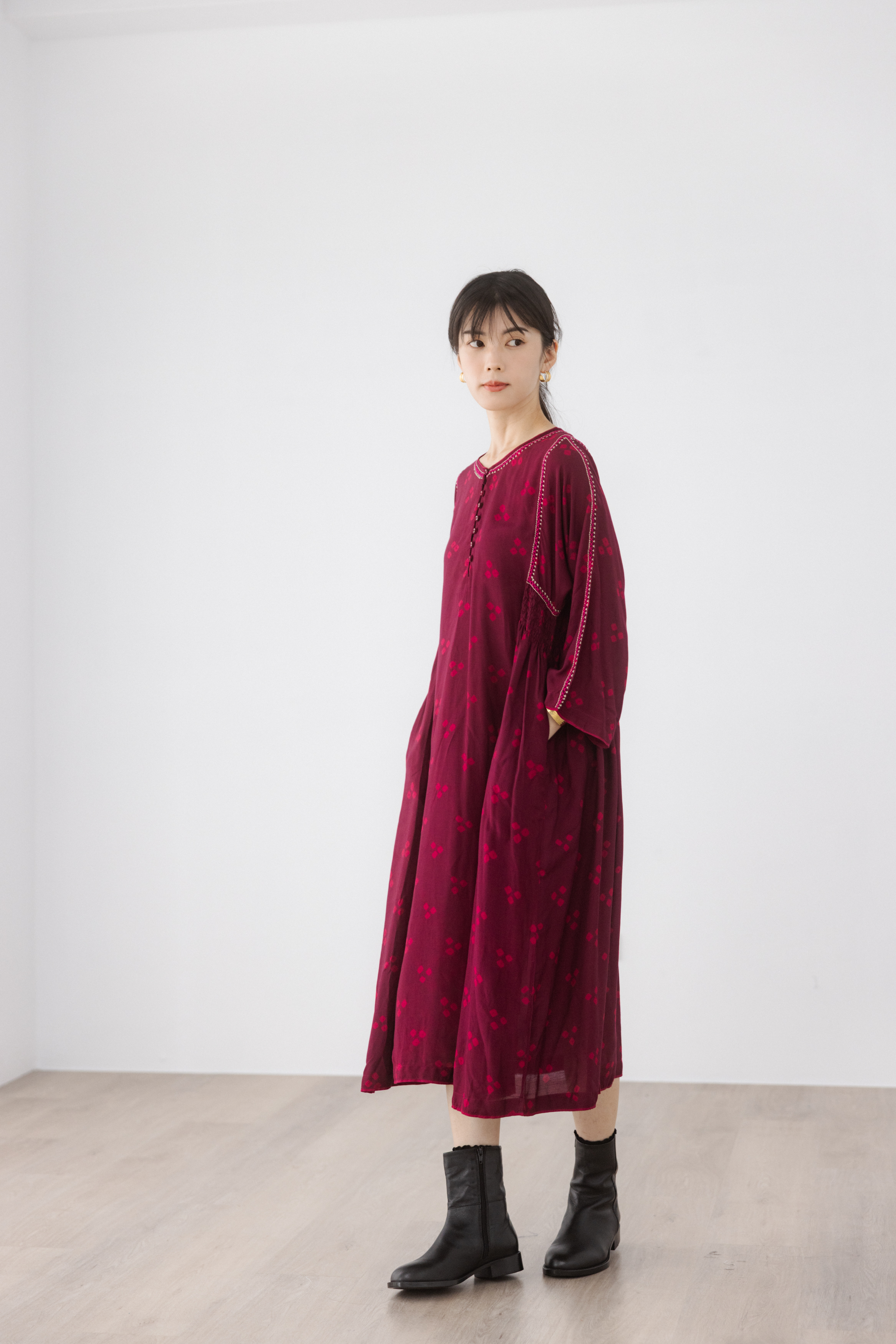 酒紅色絲竹圓領紮染刺繡洋裝