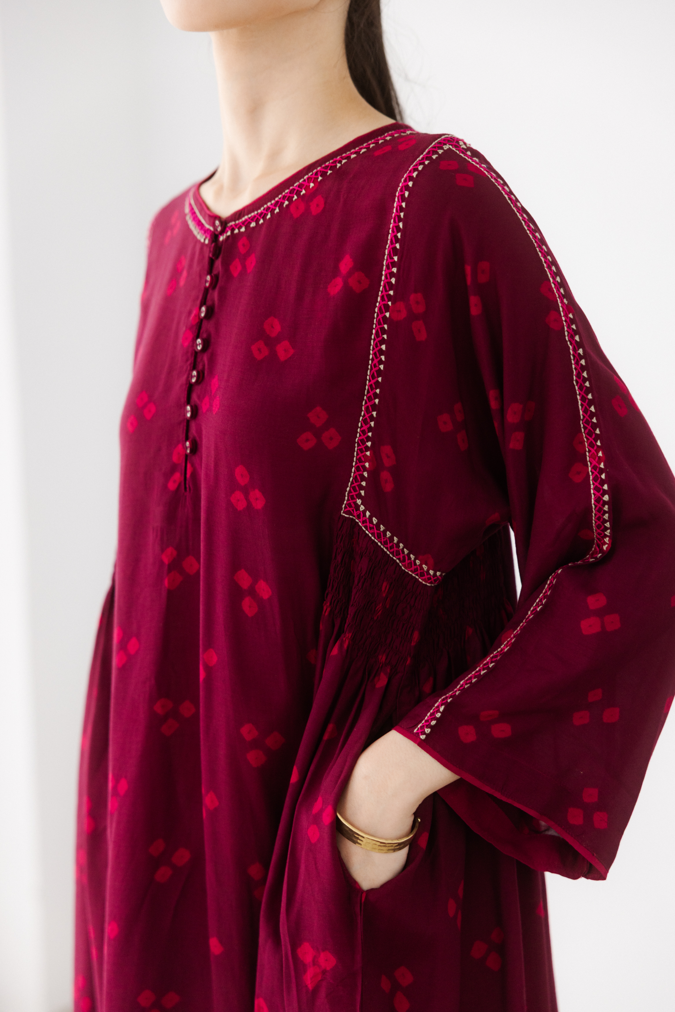 酒紅色絲竹圓領紮染刺繡洋裝