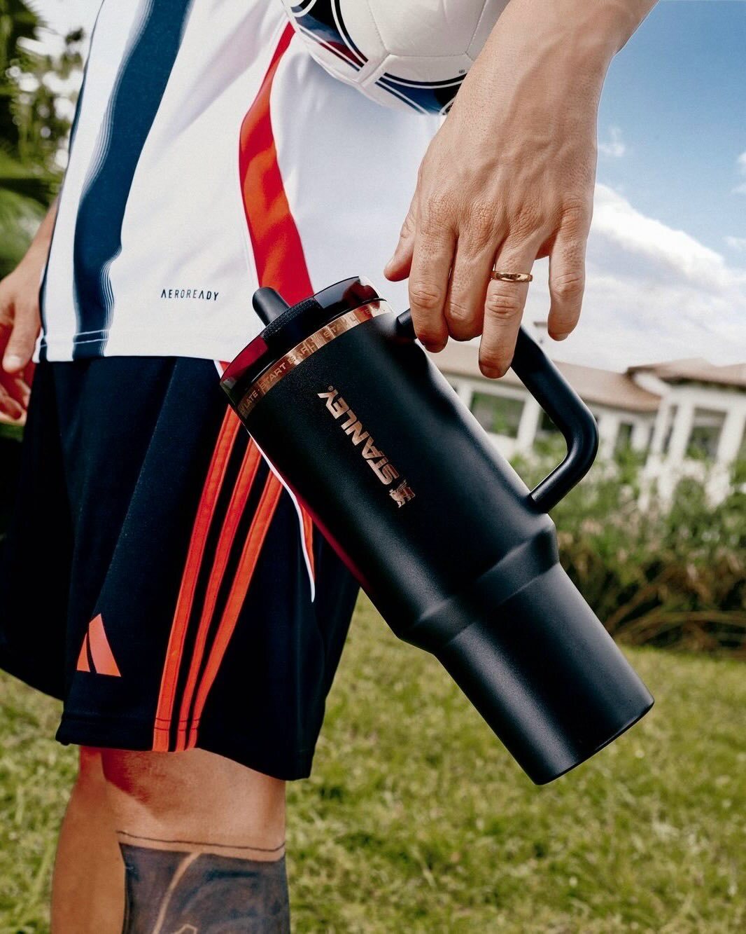 少 量 現 貨丨STANLEY Messi x Stanley 1913 Quencher Pro Tour Flip Straw GOAT Black 保溫隨行杯 1.18L