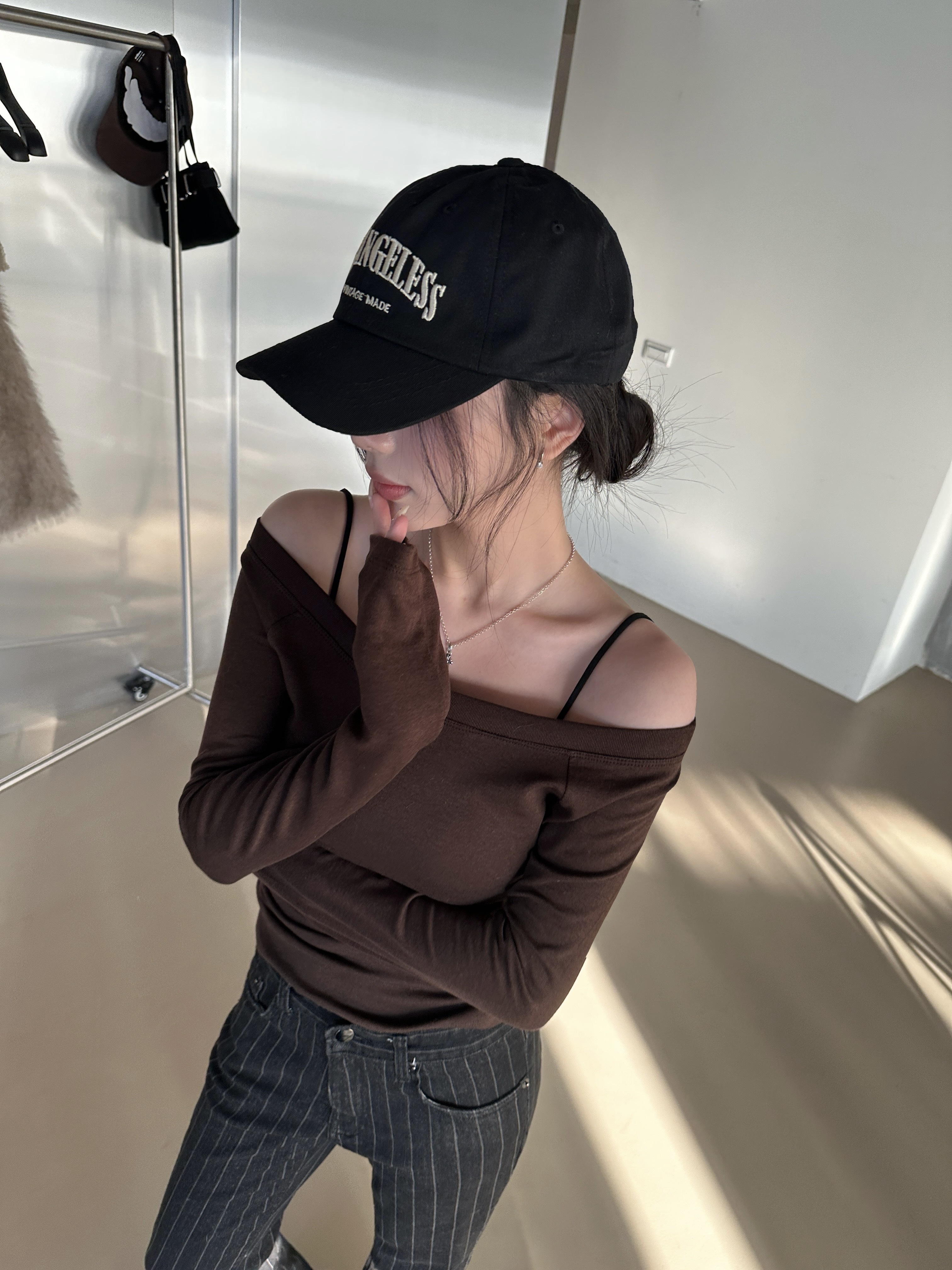 Y09 顏色漂亮的一字領上衣 (咖)