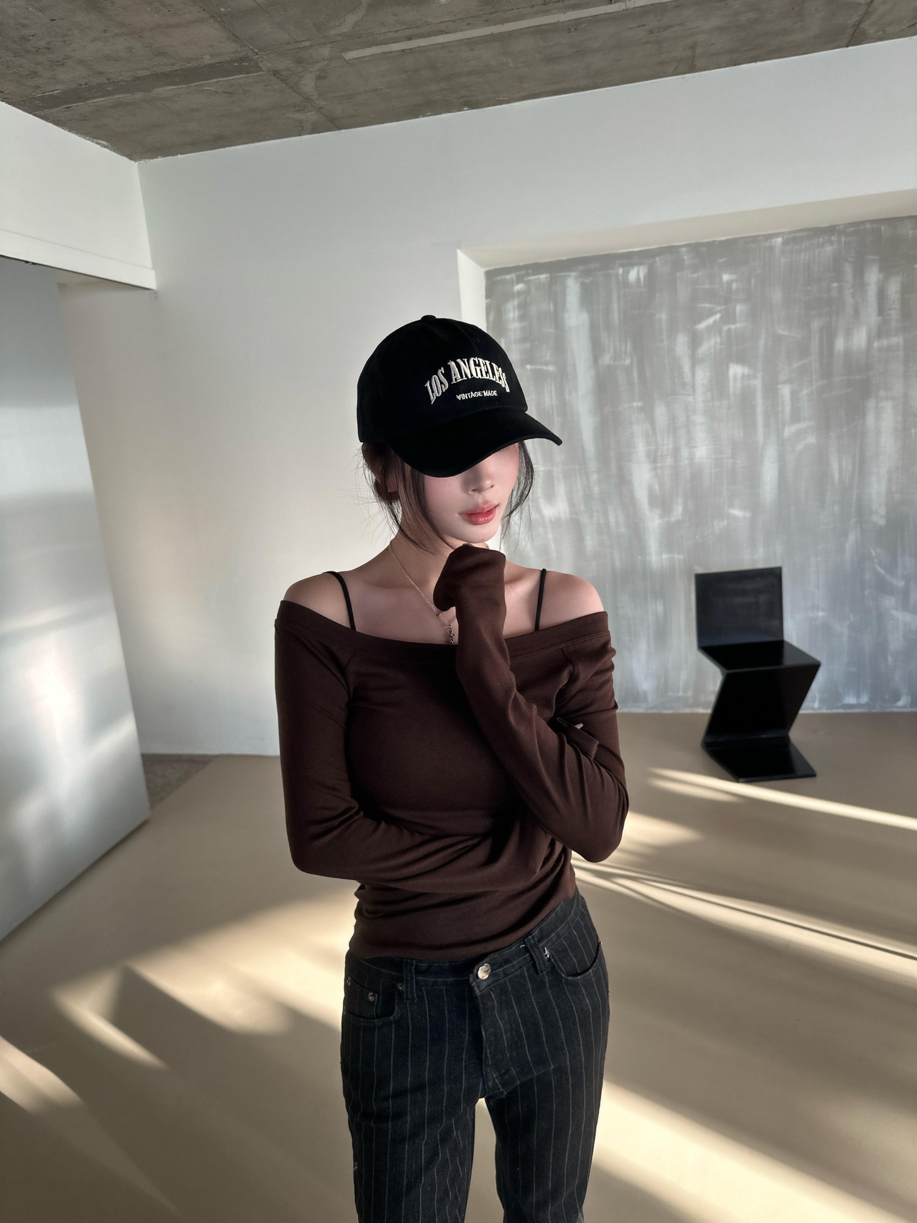 Y09 顏色漂亮的一字領上衣 (咖)