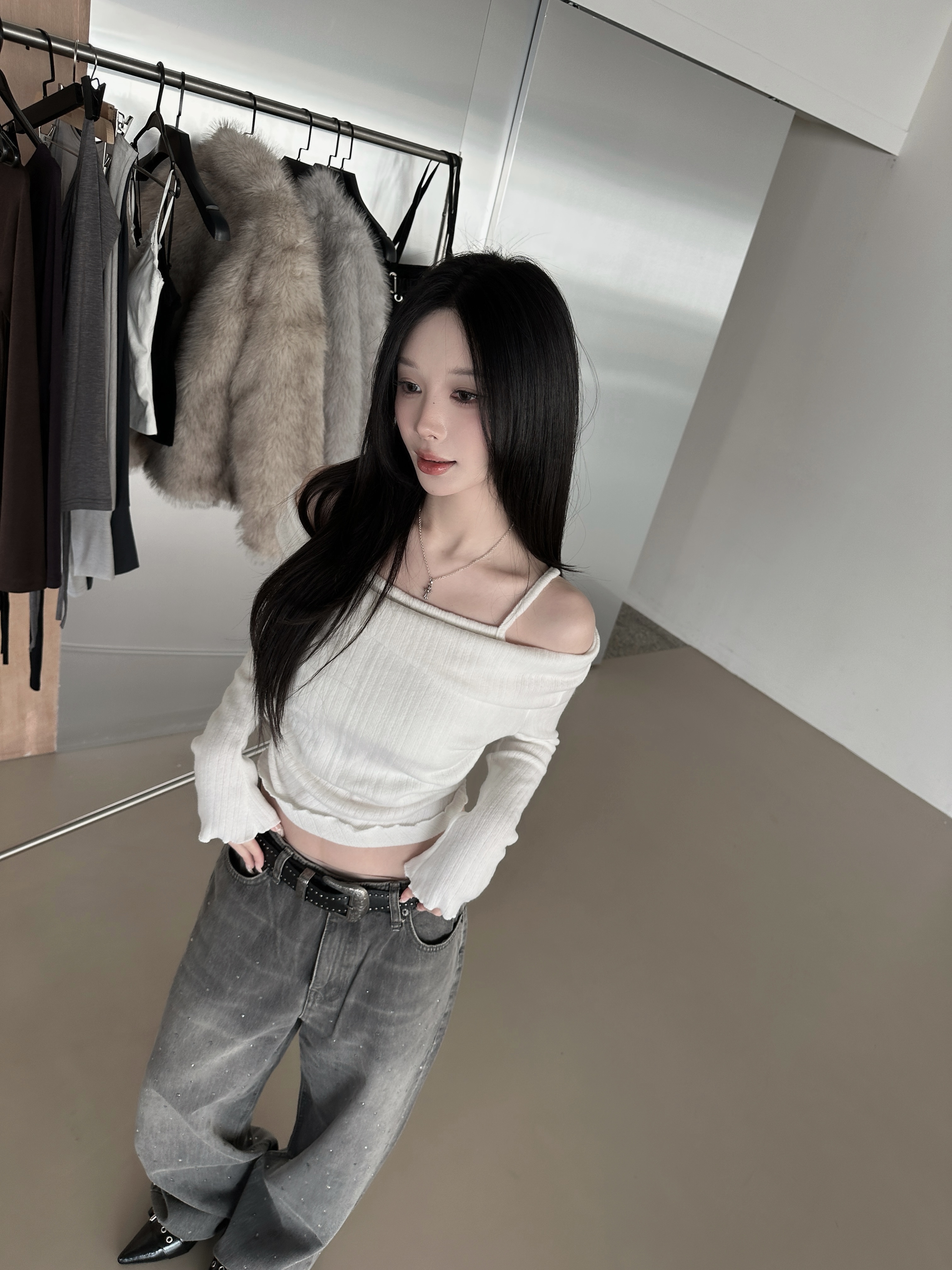 【現貨】Y03 舒服絨 掛脖層次上衣 (雪白)