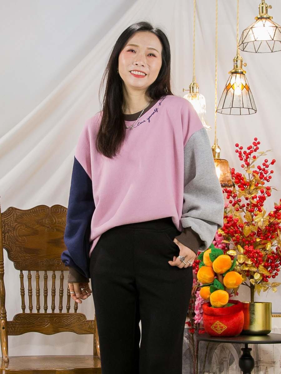 開倉低至半價😱FINALSALE📣  領邊英文字刺繡．手袖拼色 內抓毛 衛衣料TOP【不設退換】